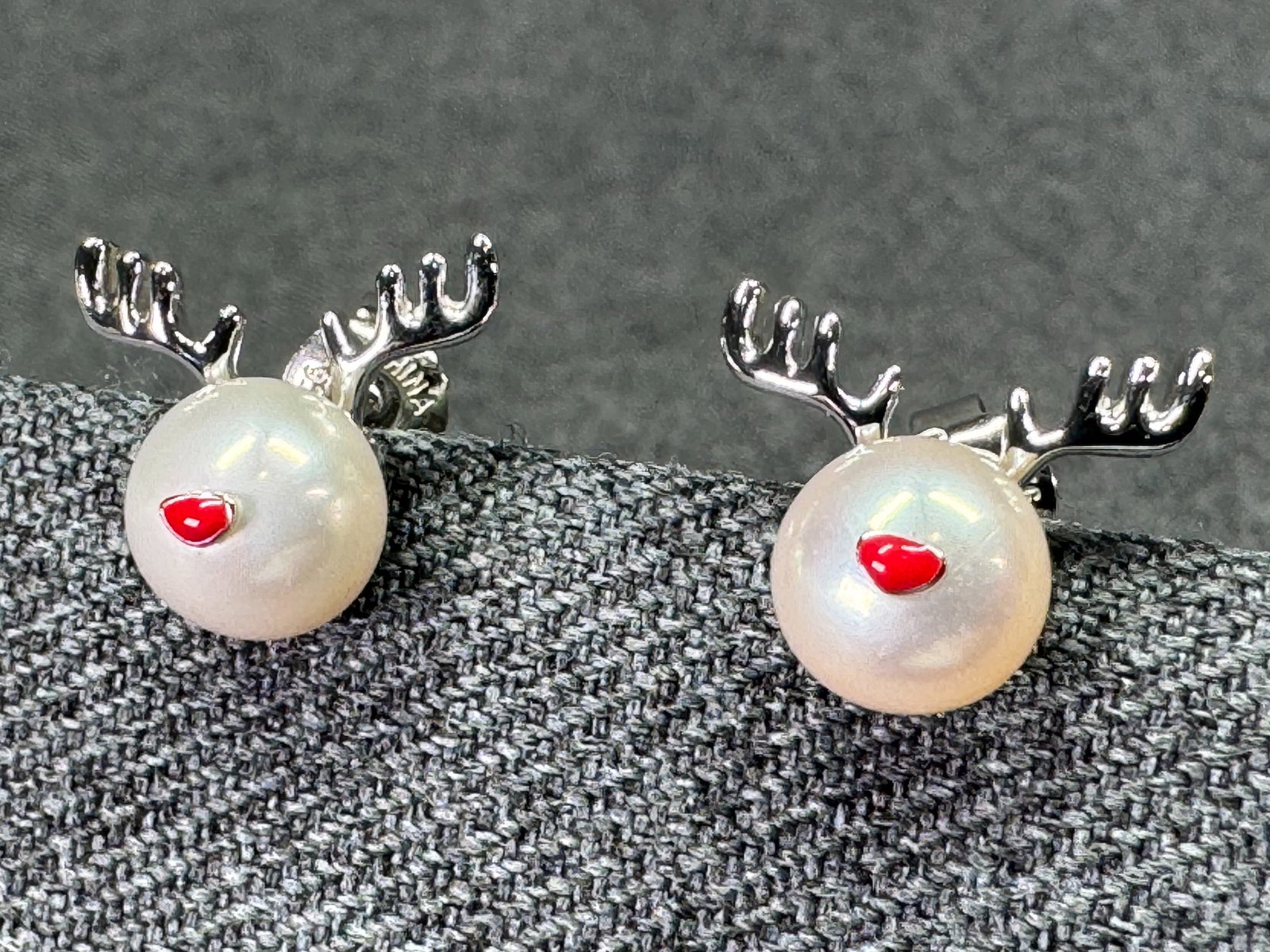 Reindeer Christmas Stud Earrings. Sterling Silver, Freshwater Pearl. Red Enamel. *K: Sterling Silver Reindeer Freshwater Pearl Christmas Stud Earrings. Marked on pendant & chain. For measures please refer to the pictures taken with a measuring tape. Weight: 2.89 Grams. IN HOUSE FLAT S