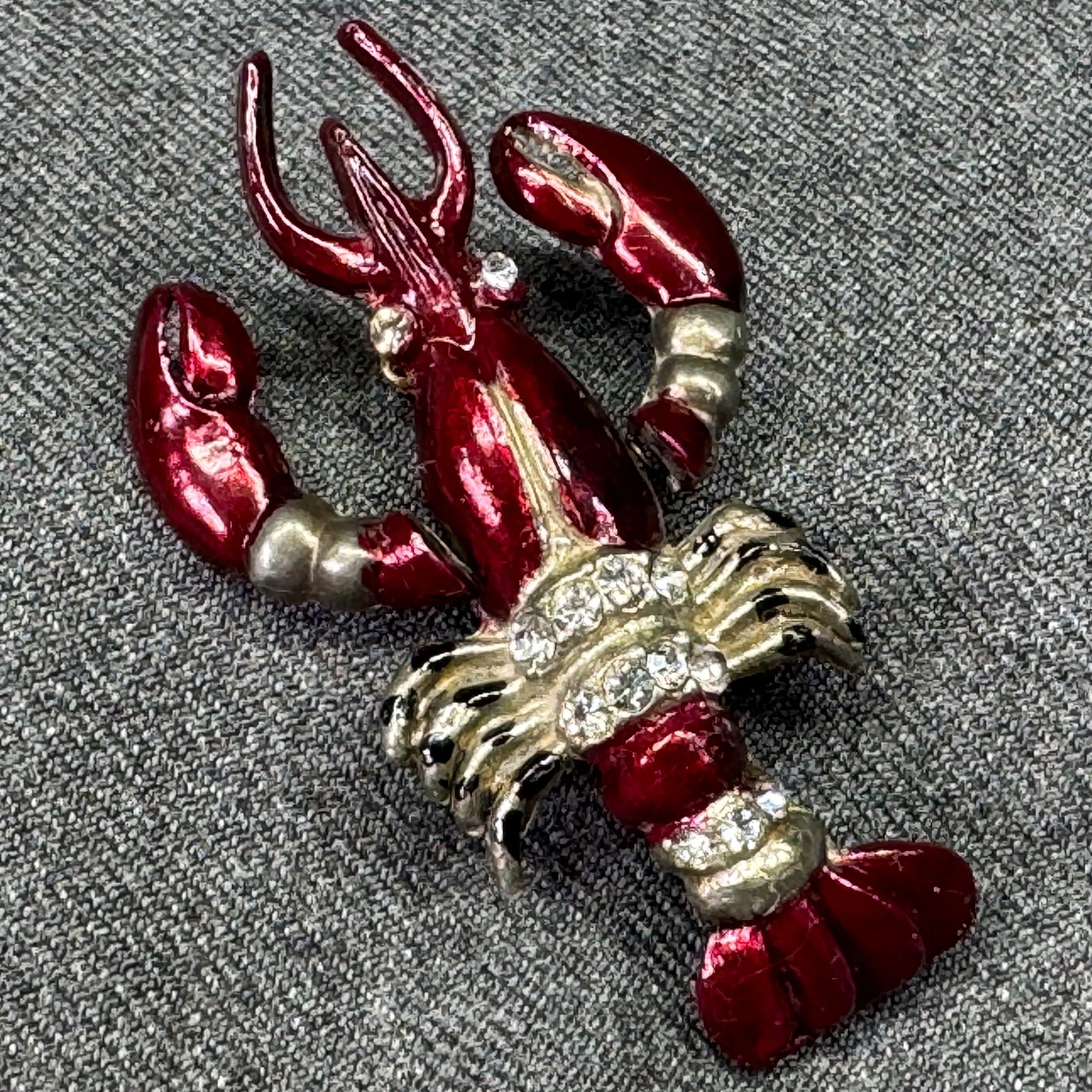 Vintage crystals enamel pot metal trembler claws lobster brooch pin. *c