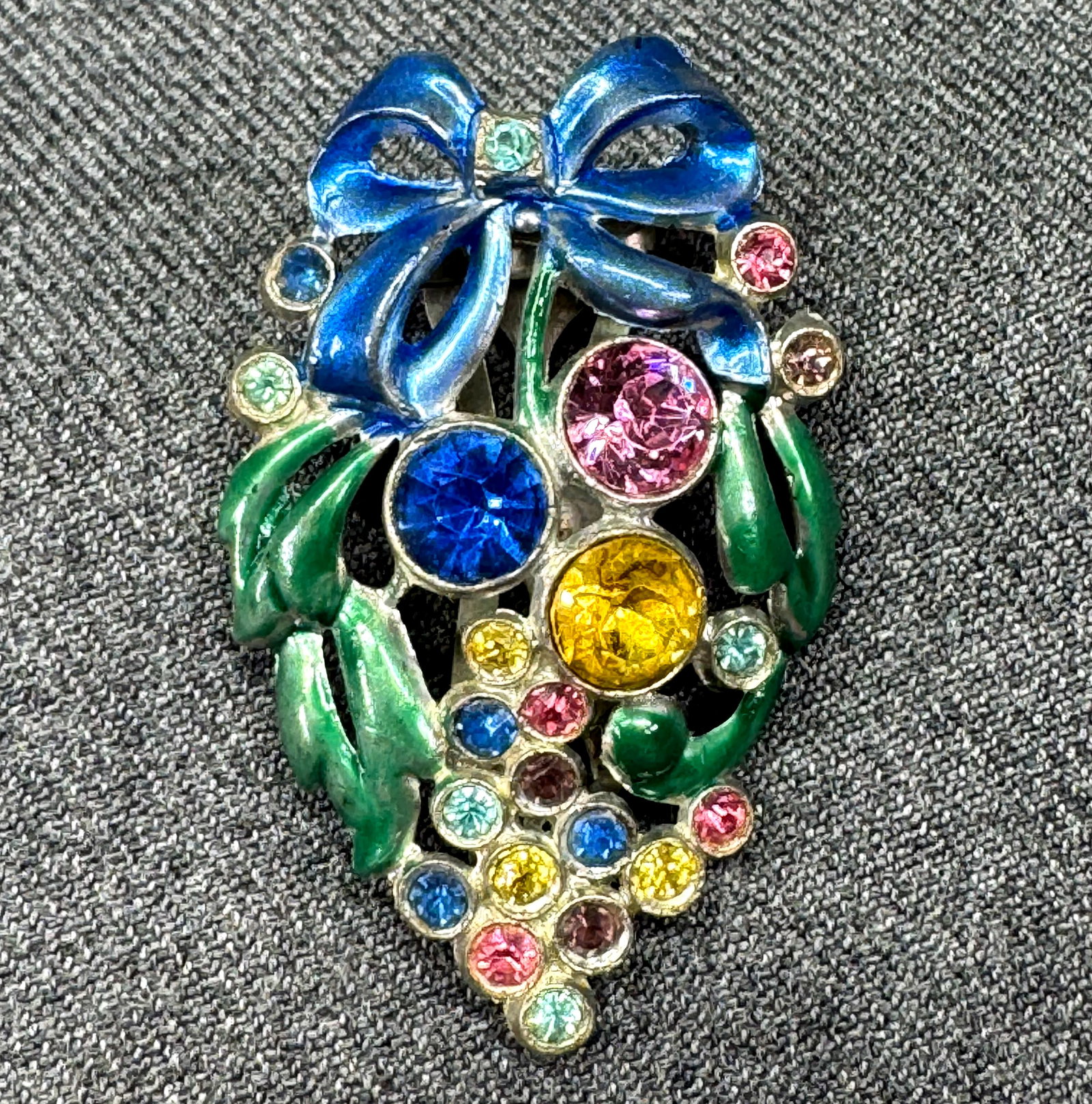 Vintage color crystals enamel pot metal fruit salad dress clip brooch *c: Vintage color crystals enamel pot metal ribbons in bow fruit salad dress clip brooch .Unmarked For measures please refer to the pictures taken with a measuring tape. Weight: 59 Grams. IN HOUSE FLAT SH