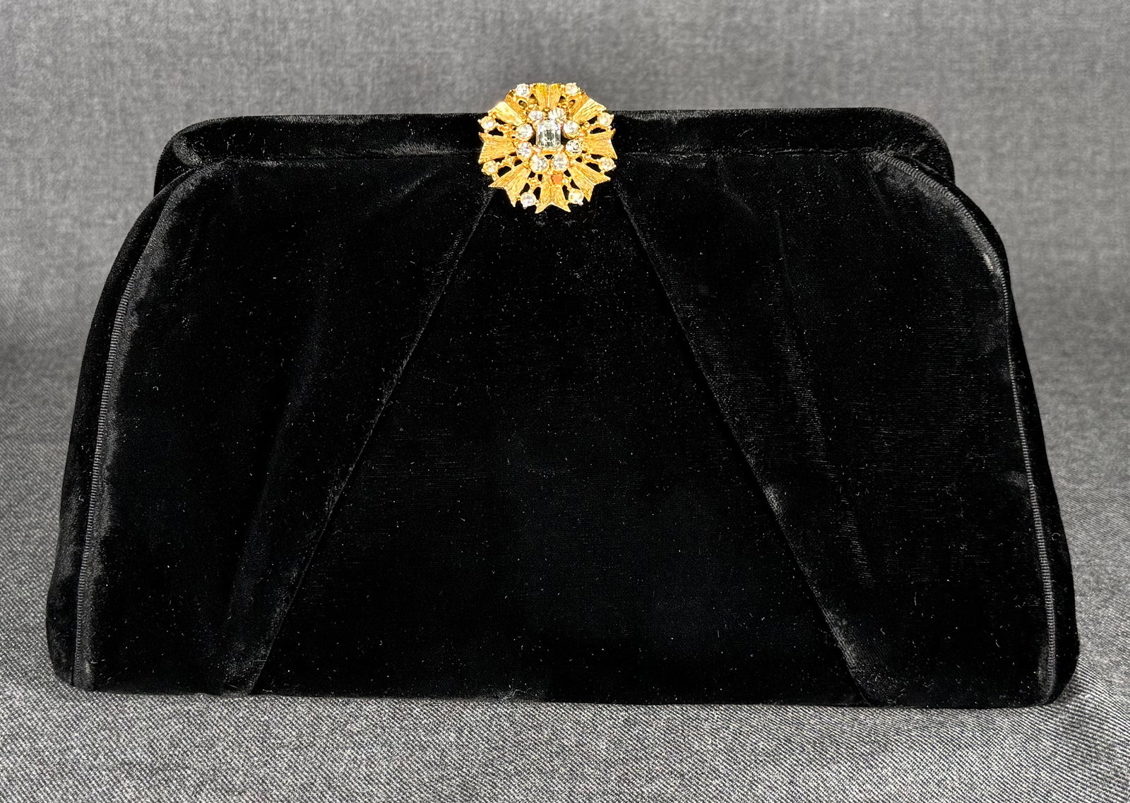 Mid-Century Garay Black Velvet Evening Clutch Bag. Rhinestone Brooch Clasp. *K: Mid-Century Garay Black Velvet Evening Clutch Bag. Rhinestone Gold-tone Brooch Clasp. Interior in satin. Label. For measures please refer to the pictures taken with a measuring tape. Weight: Grams. IN