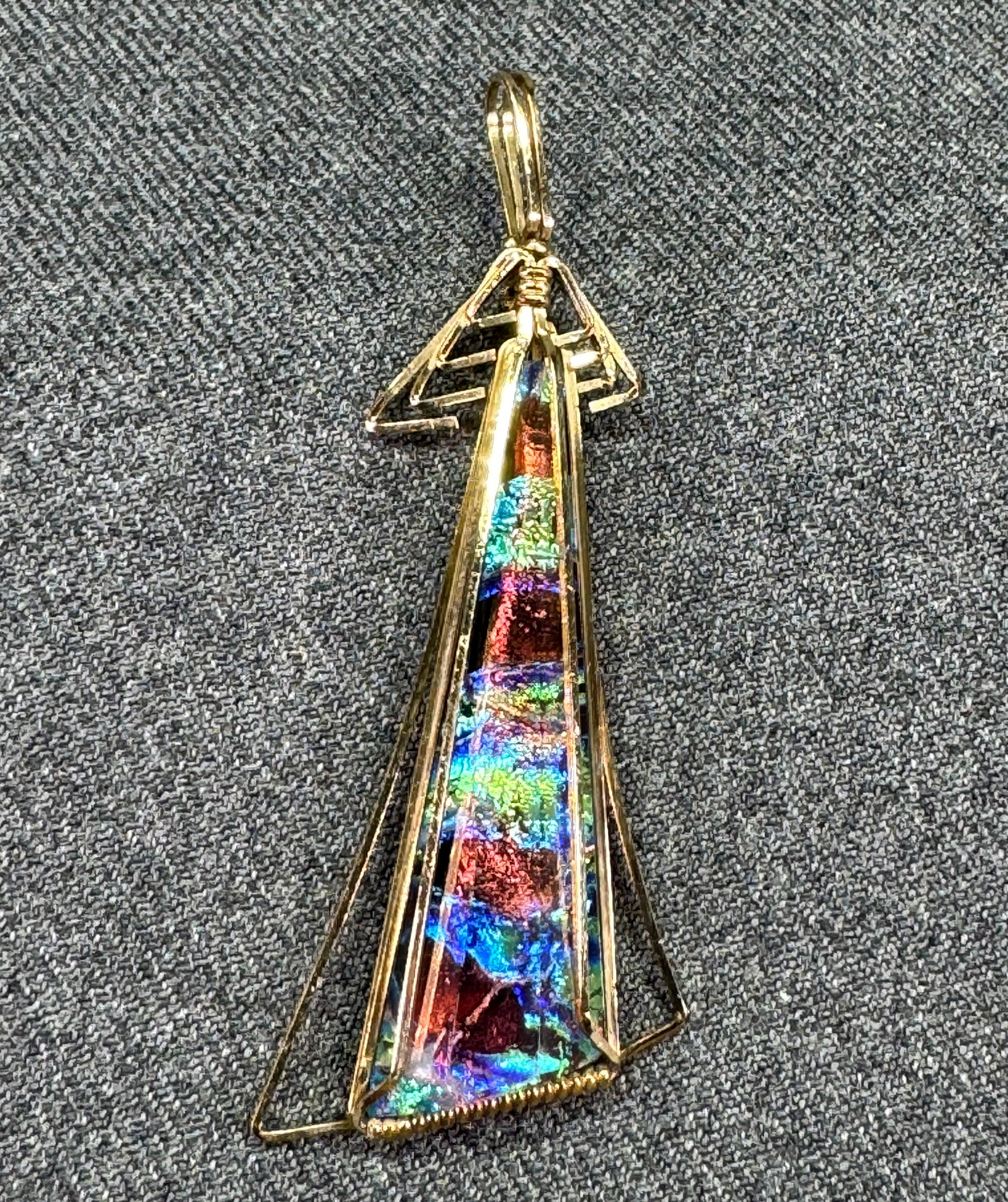 Artisan Gold Filled Wire-Wrapped Dichroic Fused Glass Triangle Pendant. *K: Artisan Gold Filled Wire-Wrapped Dichroic Fused Glass Triangle Pendant. Unmarked. For measures please refer to the pictures taken with a measuring tape. Weight: 8 Grams. IN HOUSE FLAT SHIPPING & HANDL