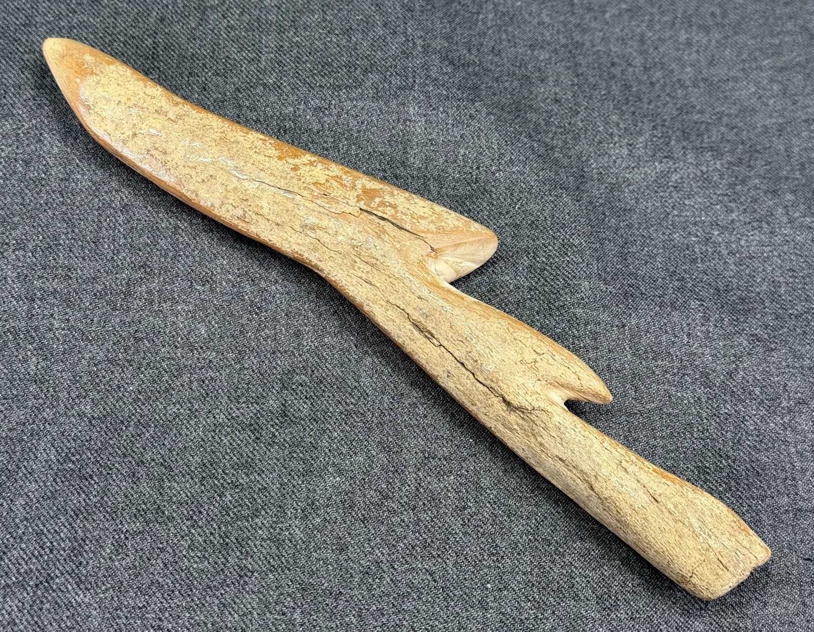 European Paleolithic Magdalenian Barbed Bone Point. *i: European Paleolithic Magdalenian Barbed Bone Point.Old paper label. For measures please refer to the pictures taken with a measuring tape. IN HOUSE FLAT SHIPPING & HANDLING COST WITHIN ALL THE U.S. : 