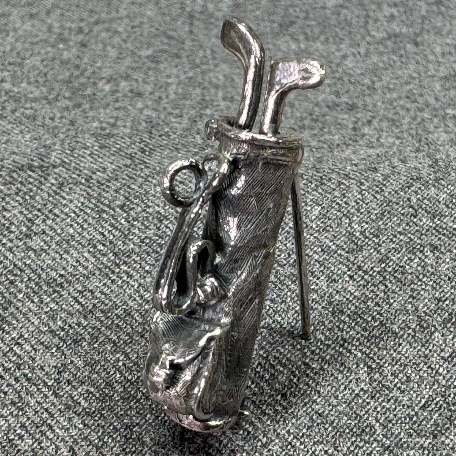 Vintage artisan sterling silver Golf bag clubs brooch pin . *e