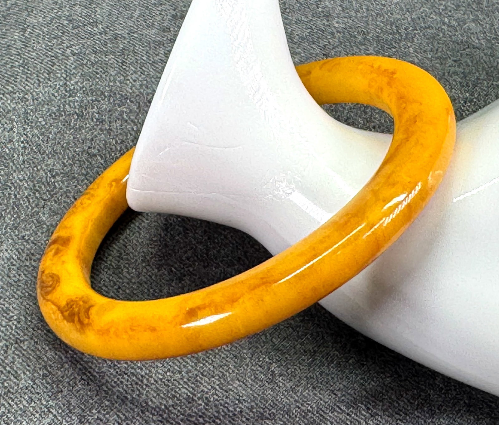 Vintage marbled butterscotch bakelite bangle bracelet. *K (1 of 6)