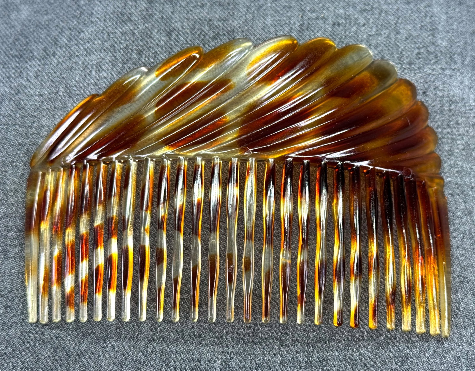 Vintage Wavy Celluloid Hair Comb. *i