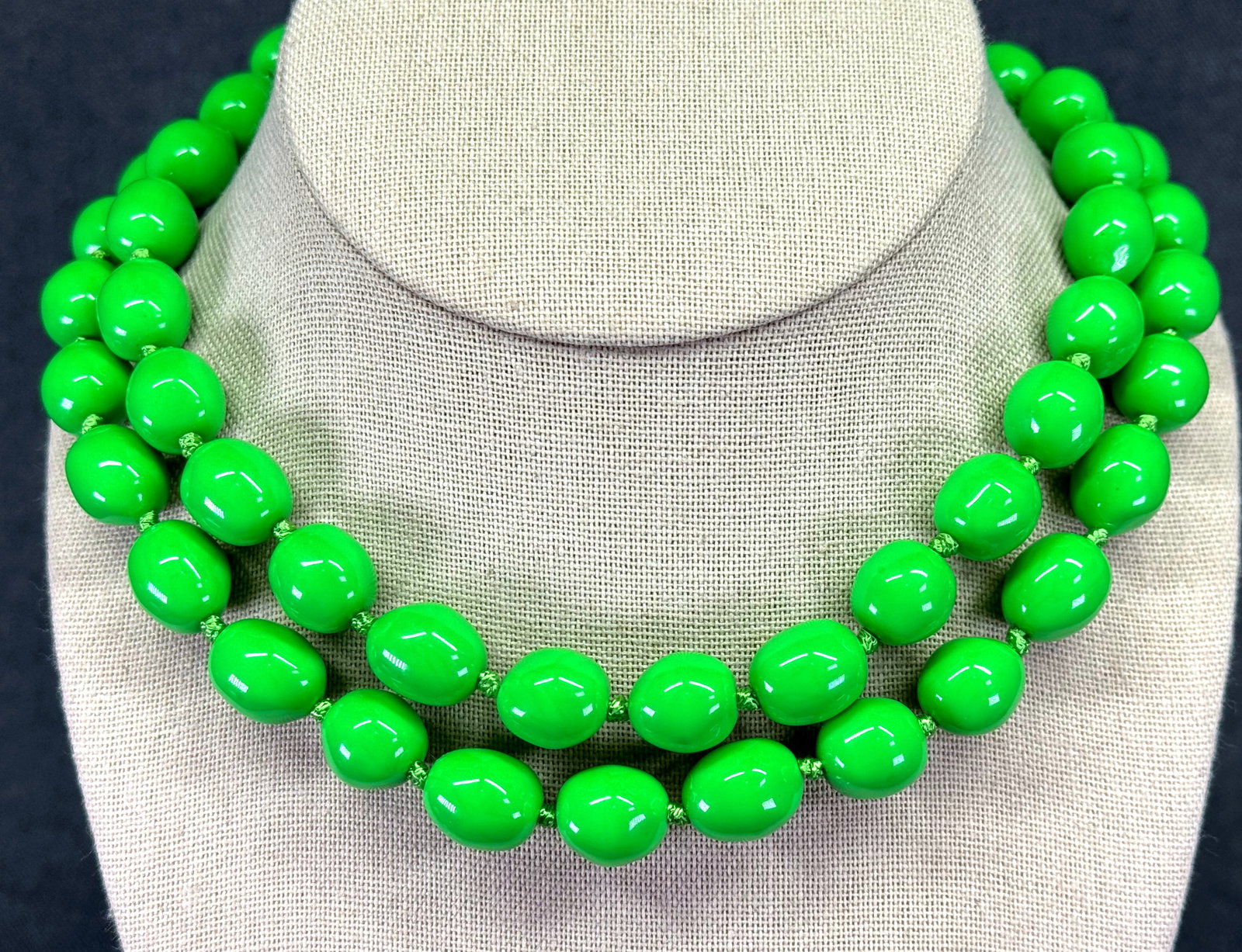 Vintage Vivid Apple Green Lucite Beaded Necklace. Hand-knotted in between. *i: Vintage Vivid Apple Green Lucite Beaded Necklace. Hand-knotted in between. Unmarked. For measures please refer to the pictures taken with a measuring tape. Weight: 75 Grams. IN HOUSE FLAT SHIPPING & H