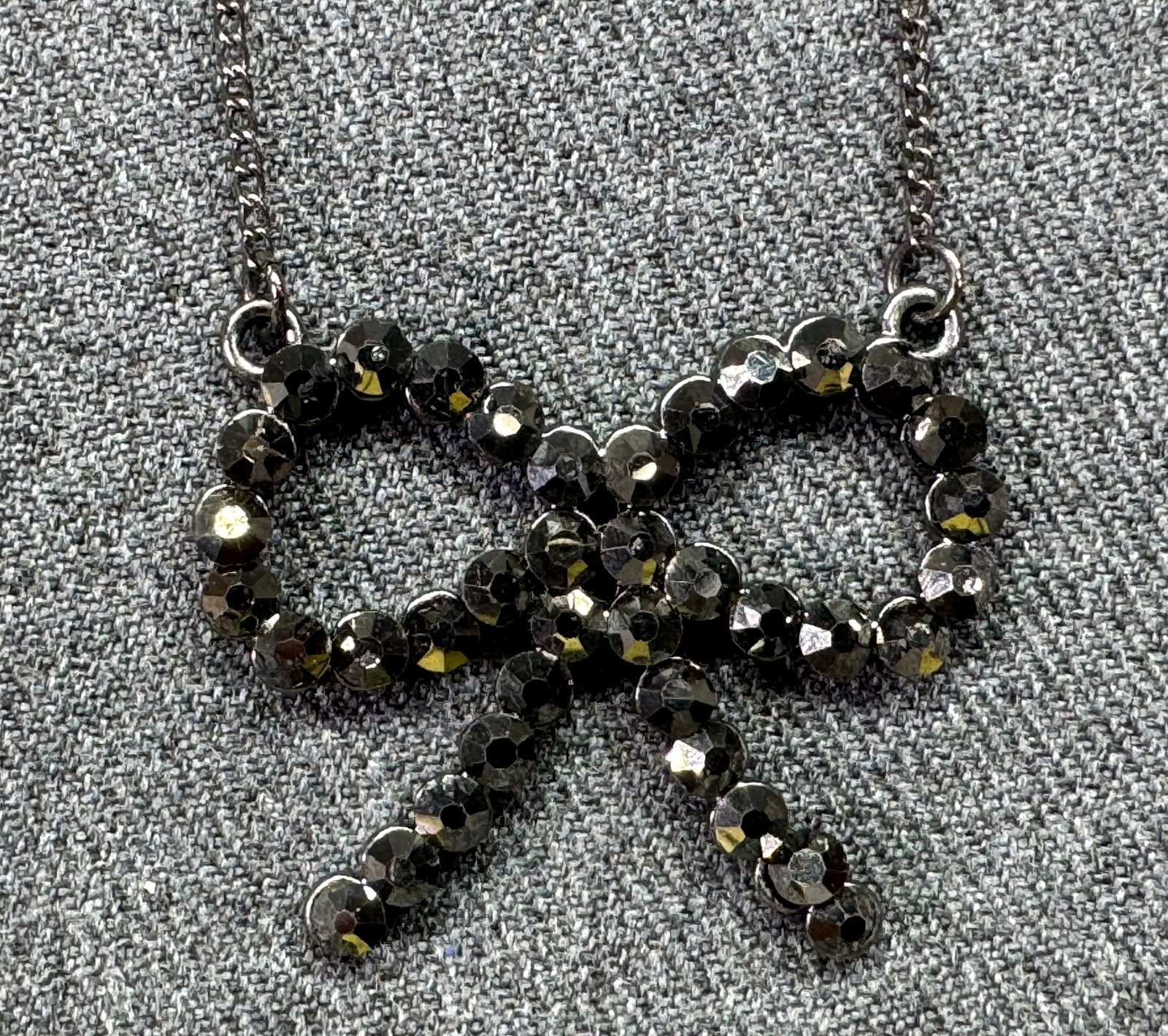 Black Rhinestone Bow Necklace. Gunmetal. *e: Black Rhinestone Bow Necklace. Gunmetal. Unmarked . For measures please refer to the pictures that were taken with a measuring tape. Weight: 11 Grams. IN HOUSE FLAT SHIPPING & HANDLING COST WITHIN ALL