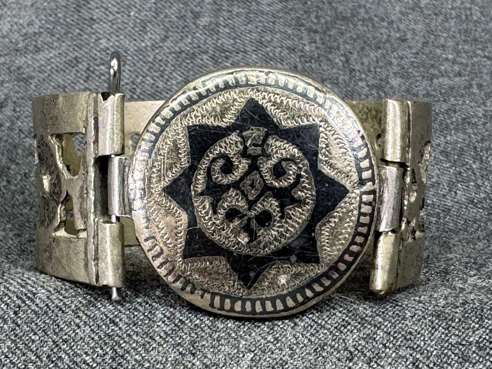 Vintage Uzbekistan ethnic niello silver-toned hinged bracelet