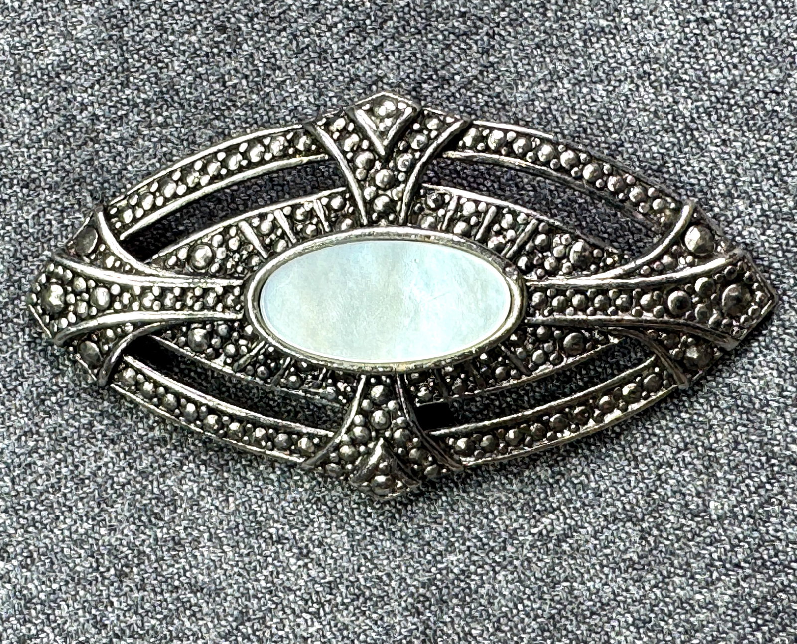 Vintage art deco style mother of pearl brooch pin. Textured silver-toned . *e