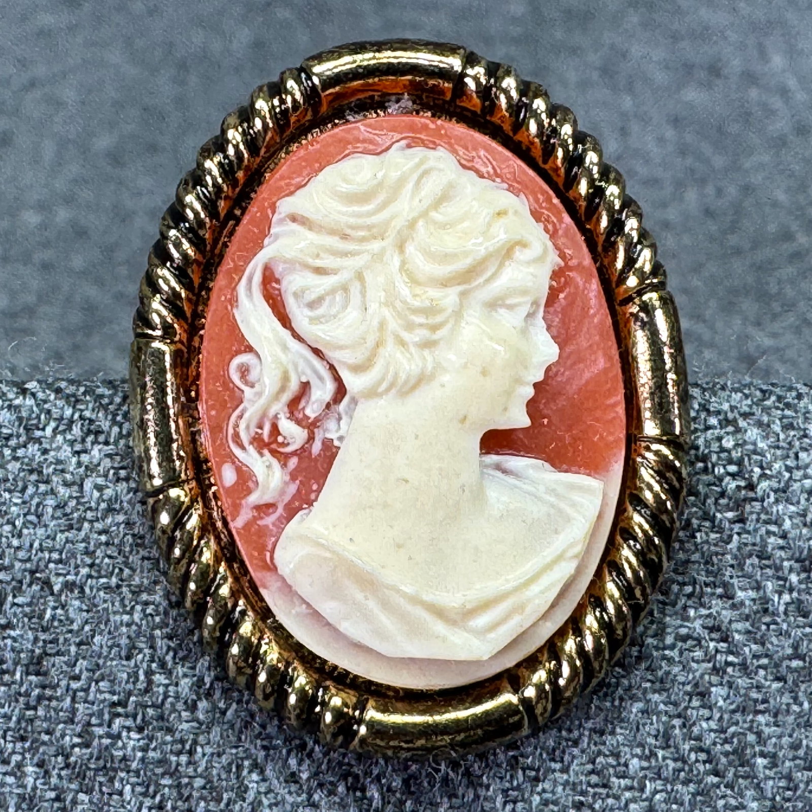 Vintage plastic cameo brooch pin. Gold-toned. *e (1 of 4)