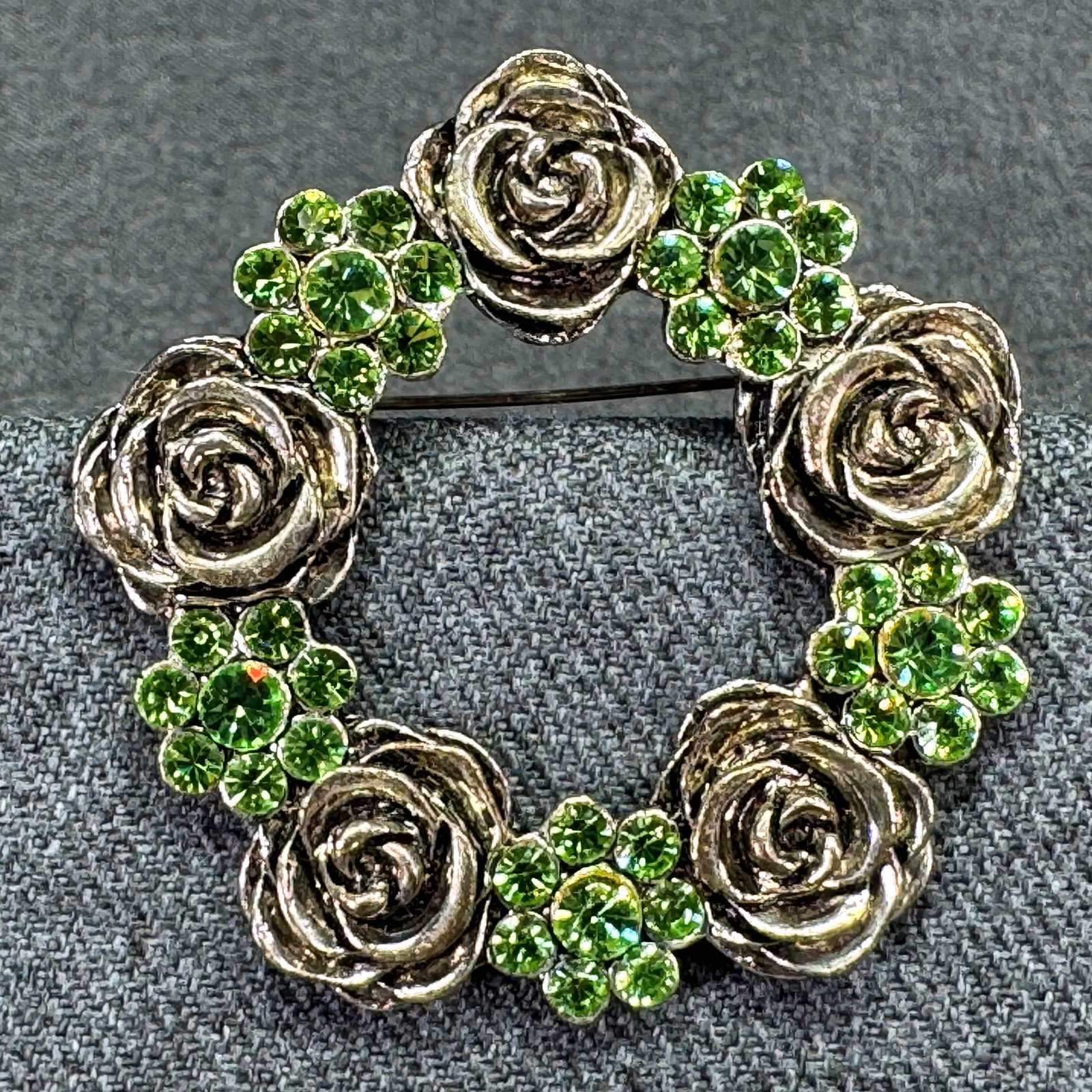 Vintage floral wreath brooch pin. Green crystals, pewter color. *e: Vintage floral wreath brooch pin. Green crystals, pewter color. Unmarked. For measures please refer to the pictures that were taken with a measuring tape. Weight: 30 Grams. IN HOUSE FLAT SHIPPING & HA