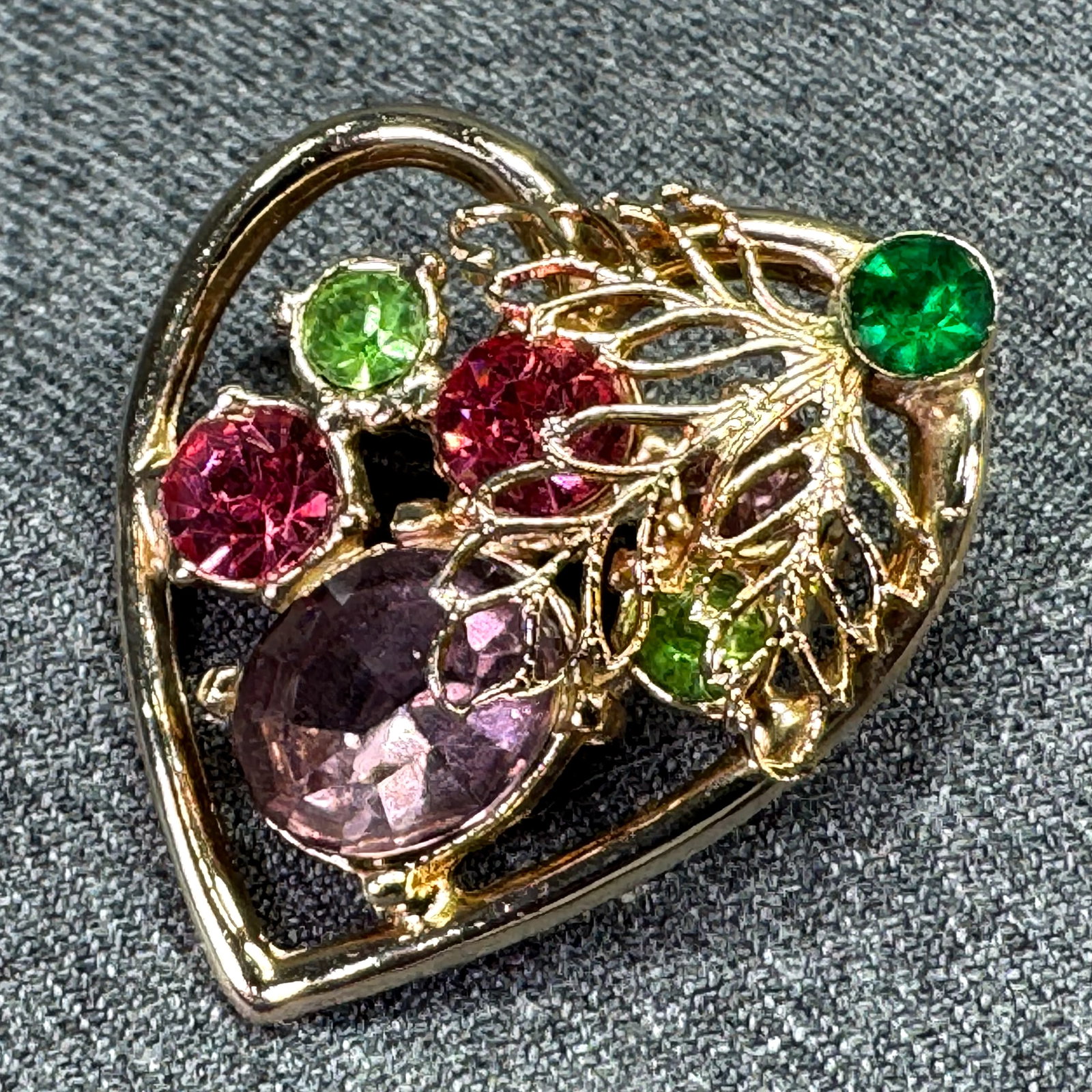 Vintage color crystals heart brooch pin. Gold-toned, filigree leaf. *e: Vintage color crystals heart brooch pin. Gold-toned, filigree leaf. Unmarked. For measures please refer to the pictures that were taken with a measuring tape. Weight: 14 Grams. IN HOUSE FLAT SHIPPING 