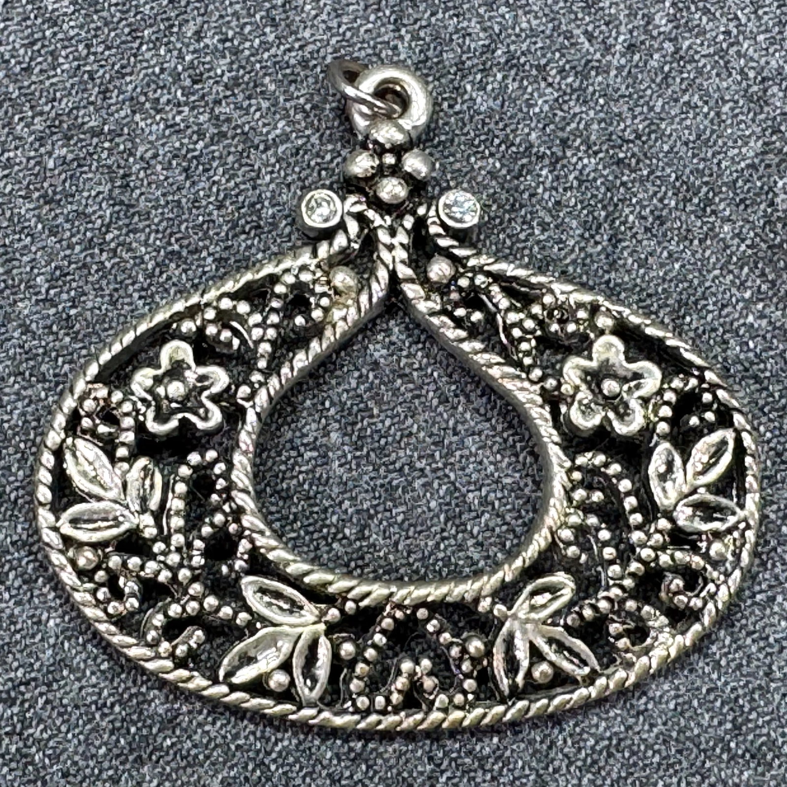 Vintage clear crystals floral filigree pendant. Silver-toned . *e