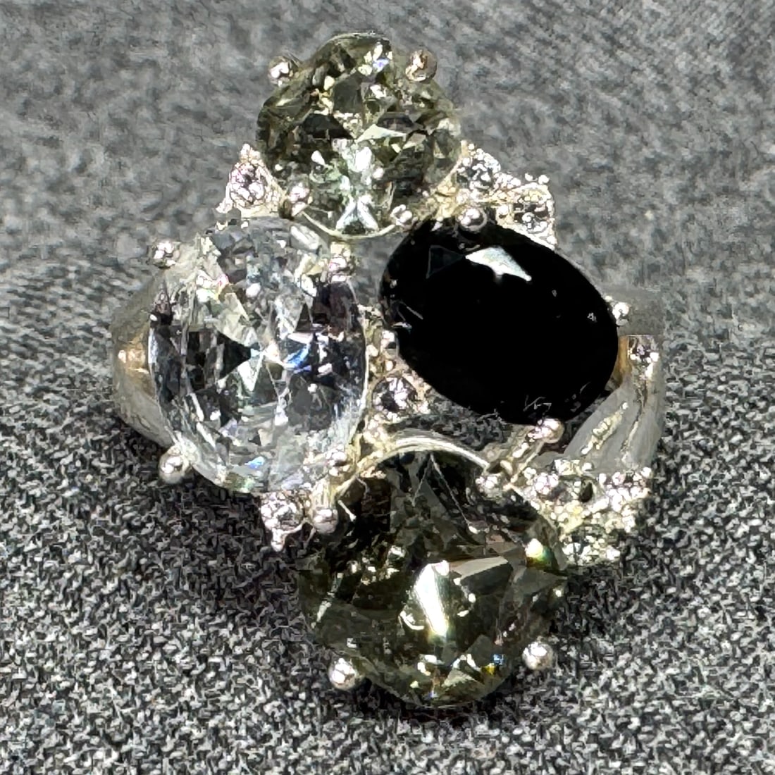 Vintage crystals cocktail ring. Black, gay & clear. Silver-toned. *e