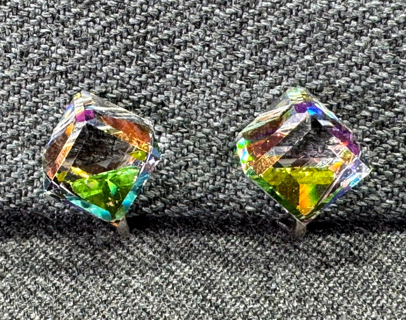 Vintage Von Elle Rainbow Swarovski Vitrail Crystal Cube Earrings. Unused in card. *i: Vintage Von Elle Rainbow Swarovski Vitrail Crystal Cube Earrings. Silver-tone clip on. Unused in card. . Unmarked. For measures please refer to the pictures taken with a measuring tape. Weight: 5 Gram