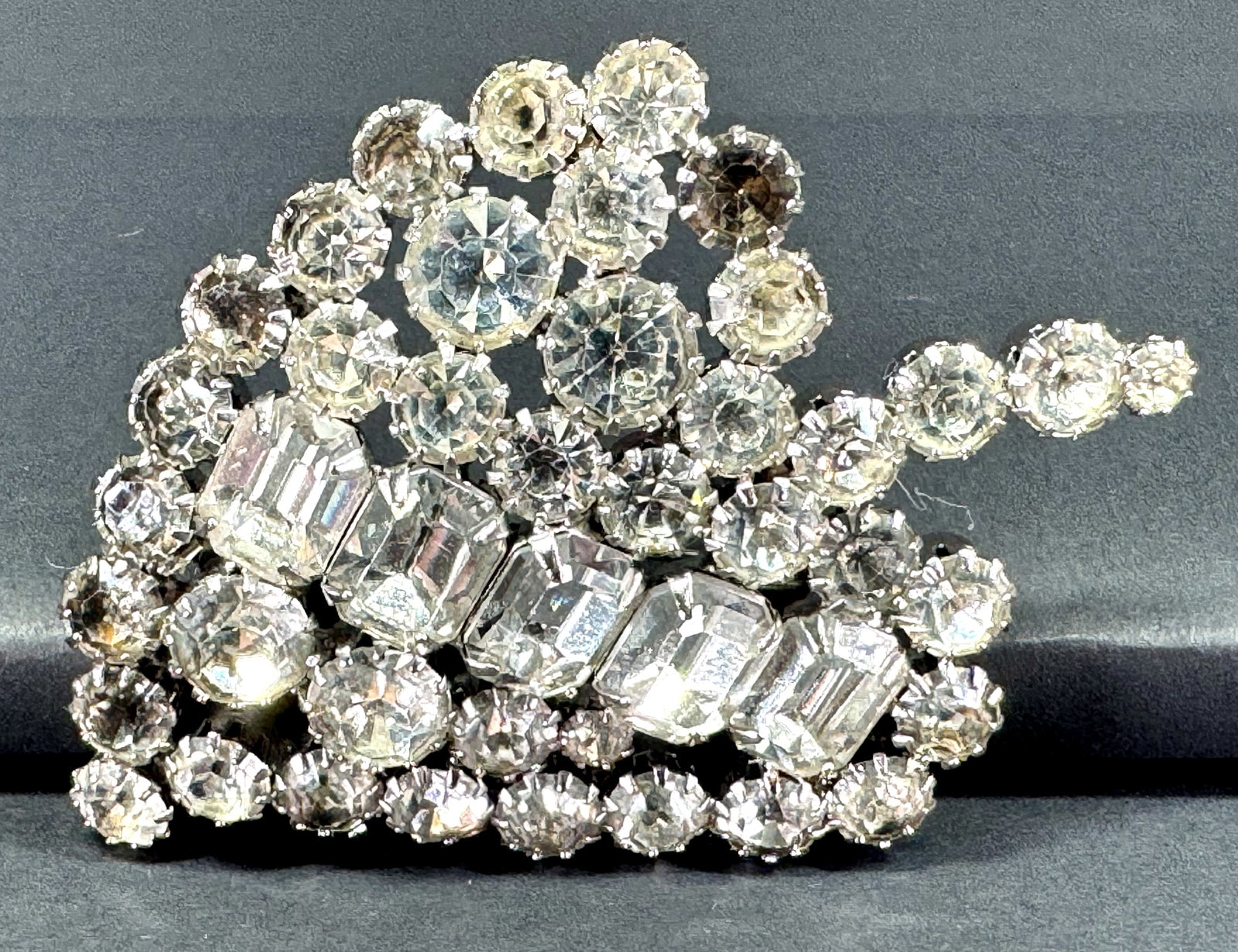 Vintage clear crystals silvertone metal leaf pin brooch.