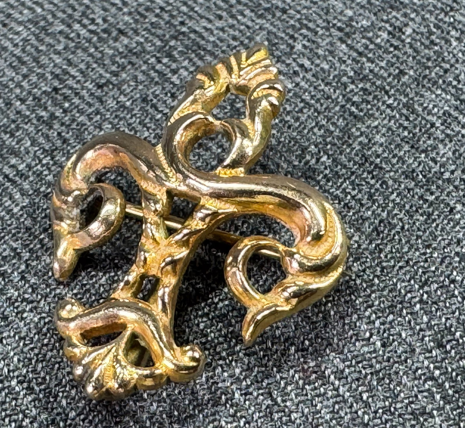 Vintage gold plated fleur de lis brooch pin with keeper