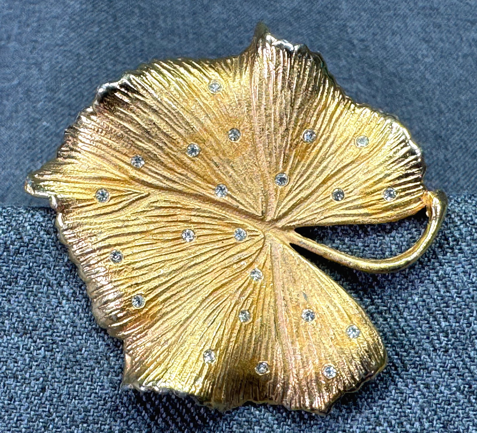 Vintage Pennino style encrusted clear crystals goldtone metal leaf pin brooch. u