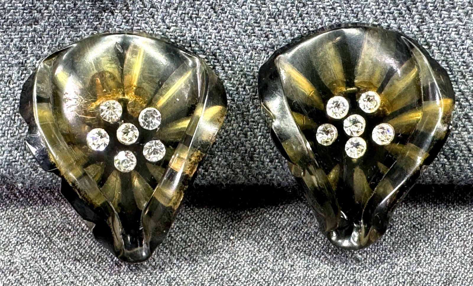 Vintage encrusted rhinestones enamel & carved lucite earrings. *c: Vintage encrusted clear rhinestones reversed black enamel & carved apple juice lucite clip earrings. Unmarked. For measures please refer to the pictures taken with a measuring tape. Weight: 12 Grams I