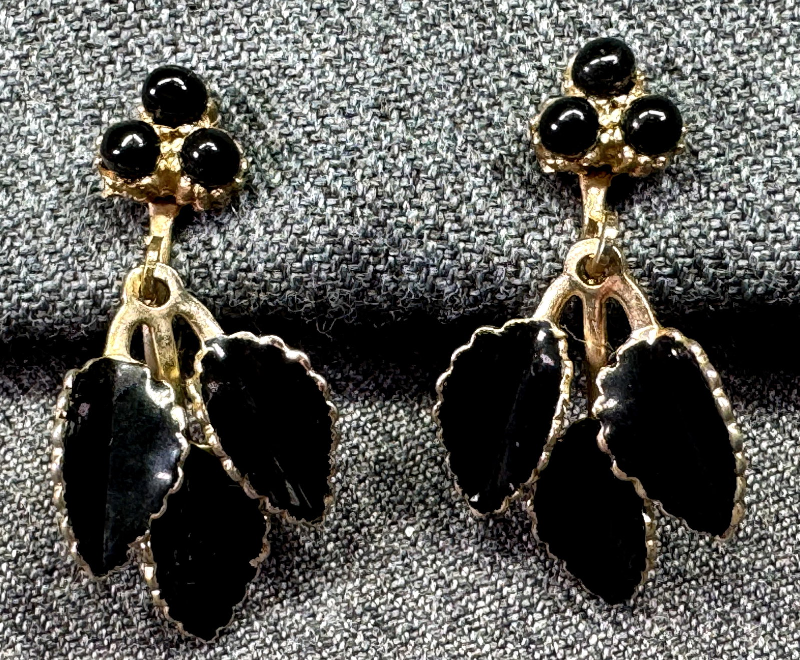 Vintage black beads enamel gold-toned leaves dangles screw back earrings. #a