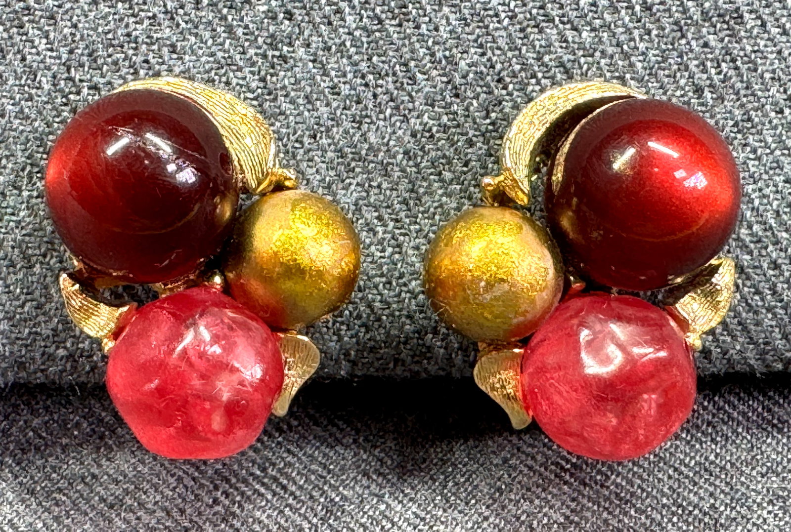 Vintage 60s assorted beads clip earrings. *e