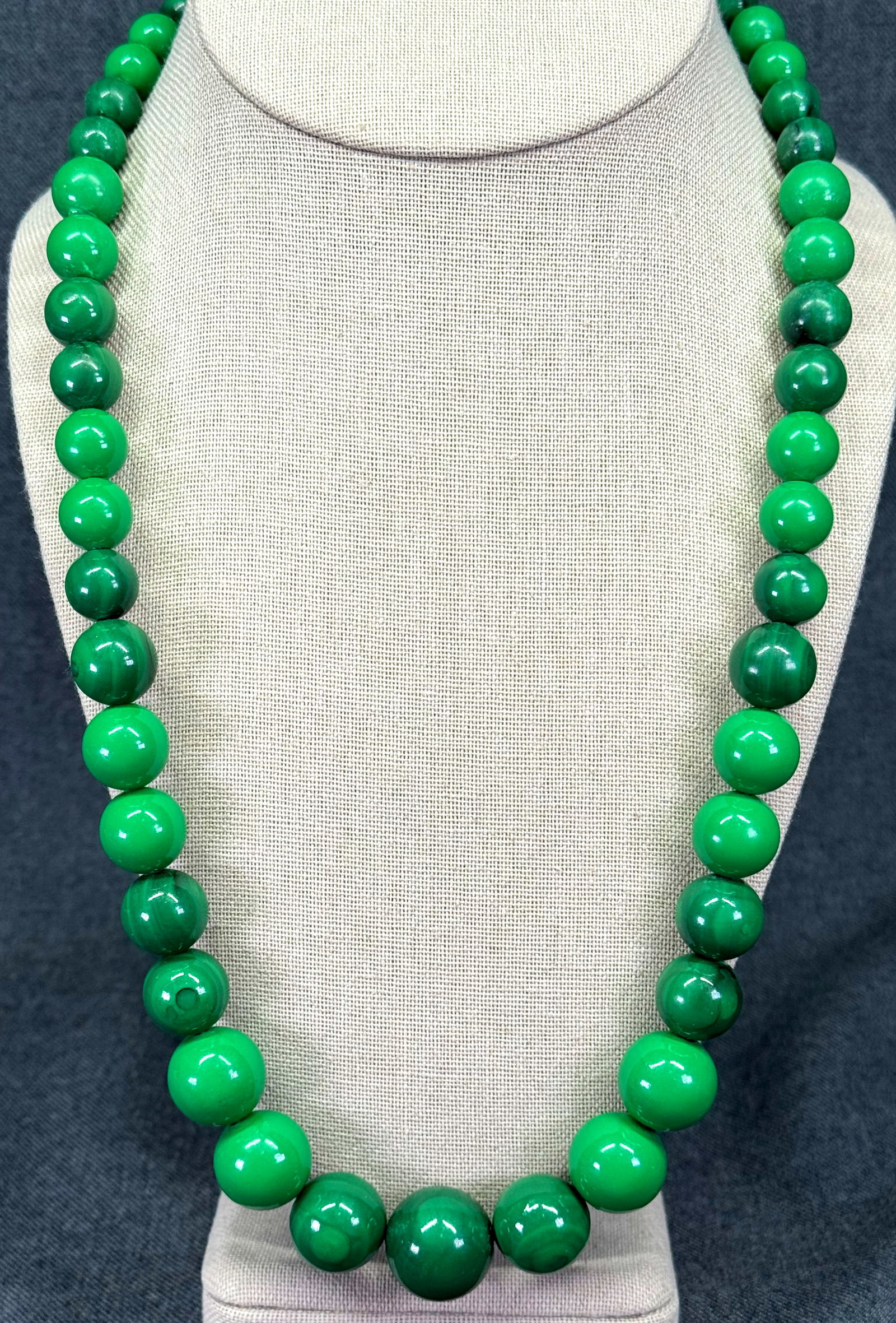 Vintage malachite like green plastic graduated beads necklace. *c: Vintage yellowish green plastic & pearly beads 2 strands necklace. Filigree flower clasp. Unmarked. For measures please refer to the pictures taken with a measuring tape. Weight: 50 Grams IN HOUSE FLA