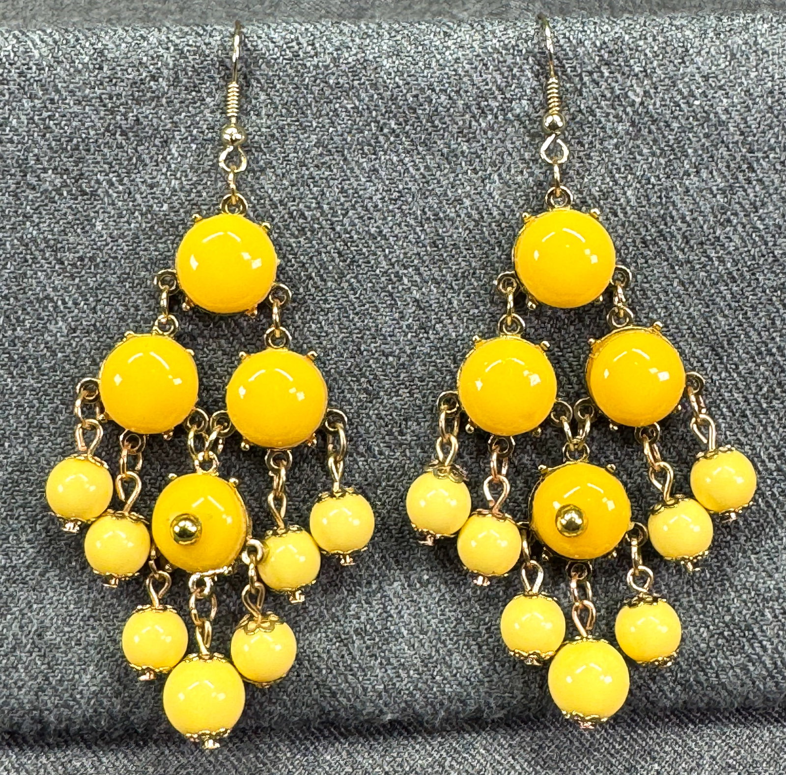 Vintage chandelier stud earrings. Yellow plastic beads & gold-toned. *e: Vintage chandelier stud earrings. Yellow plastic beads & gold-toned. Unmarked. For measures please refer to the pictures that were taken with a measuring tape. Weight: 19 Grams. IN HOUSE FLAT SHIPPING