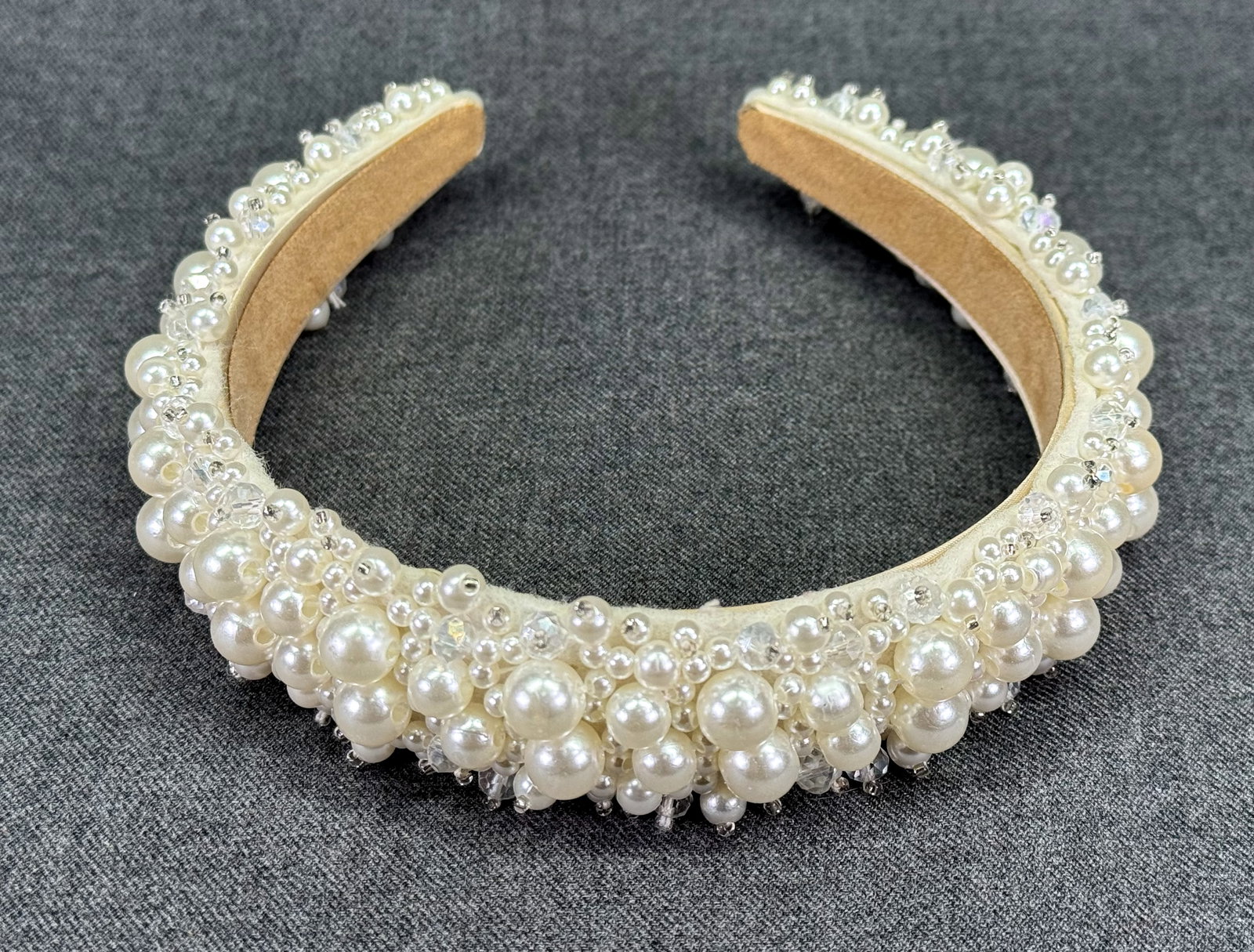 Embroidery Pearl & Crystal Cluster Headband. Bridal Hair Accessory. *i: Embroidery Pearl & Crystal Cluster Headband. Bridal Hair Accessory. For measures please refer to the pictures taken with a measuring tape. IN HOUSE FLAT SHIPPING & HANDLING COST WITHIN ALL THE U.S. : 