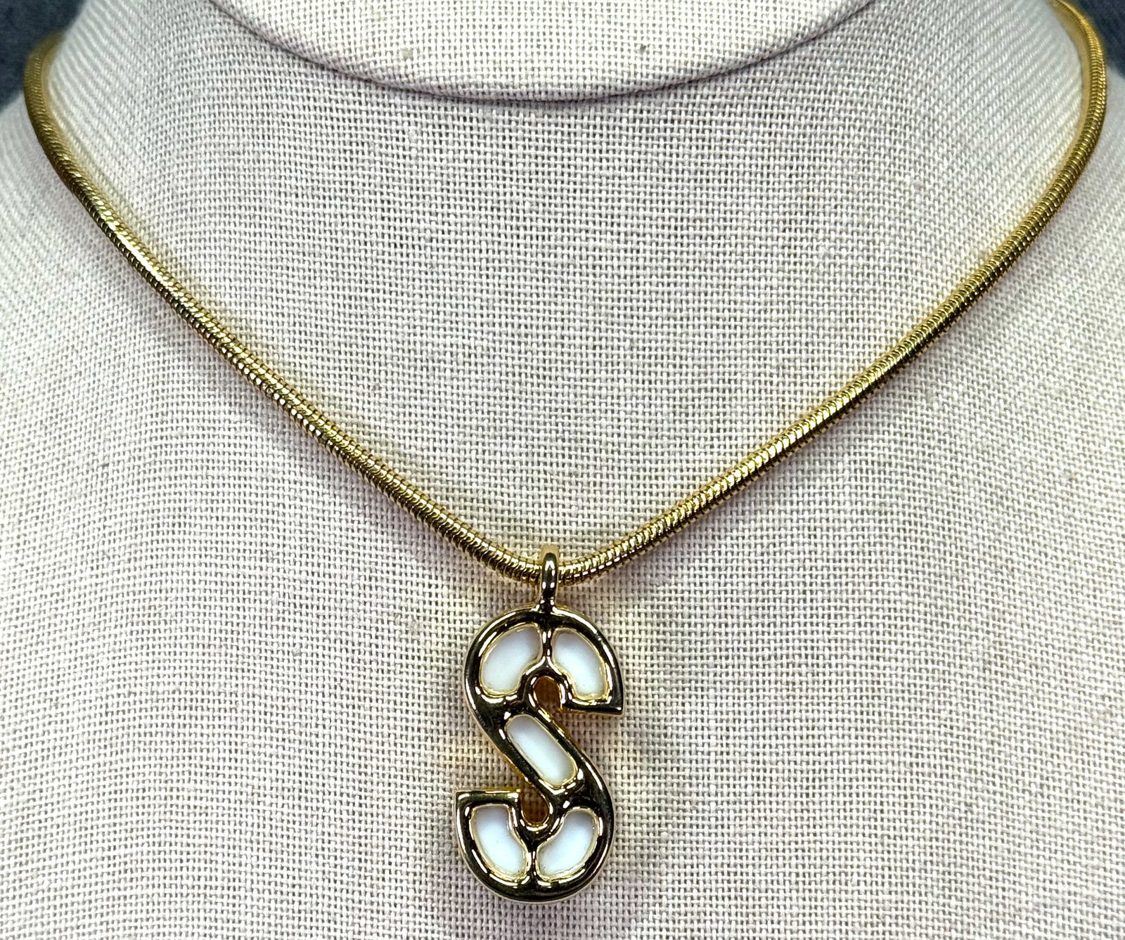 Vintage 80s letter S white plastic gold-toned pendant snake chain necklace #a: Vintage 80s letter S white plastic gold-toned pendant snake chain necklace. Unmarked. For measures please refer to the pictures taken with a measuring tape. Weight: 16 Grams. IN HOUSE FLAT SHIPPING & 