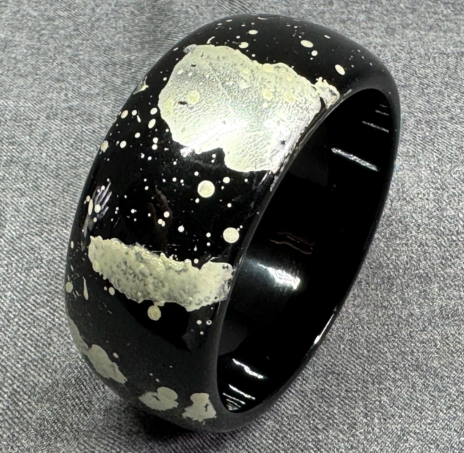 Vintage silver splash black lucite bracelet bangle. *c: Vintage silver splash black lucite bracelet bangle. Unmarked. For measures please refer to the pictures taken with a measuring tape. Weight: 60 Grams. IN HOUSE FLAT SHIPPING & HANDLING COST WITHIN ALL