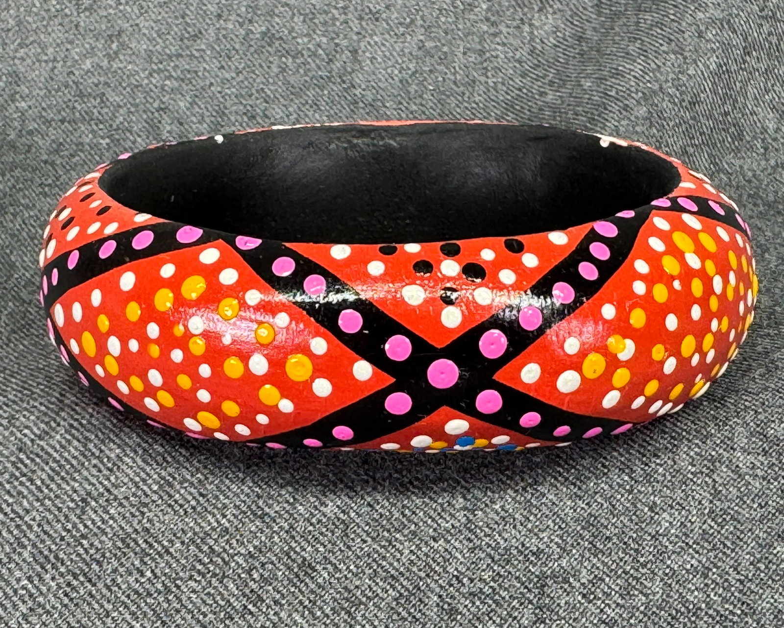 Australian Folk Aboriginal Dot Art Hand Painted Wood Bracelet. *i: Australian Folk Aboriginal Dot Art Hand Painted Wood Bracelet. Unmarked . For measures please refer to the pictures taken with a measuring tape. Weight: 18 Grams. IN HOUSE FLAT SHIPPING & HANDLING COS