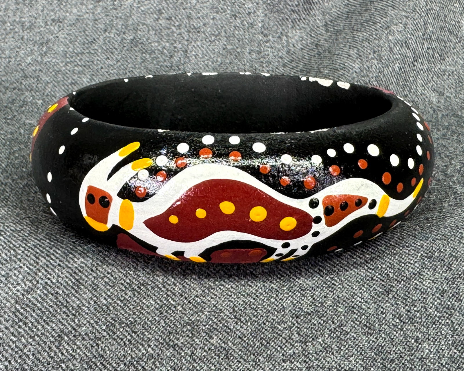 Australian Folk Aboriginal Dot Art Hand Painted Kangaroos Wood Bracelet. *i: Australian Folk Aboriginal Dot Art Hand Painted Kangaroos Wood Bracelet. Unmarked . For measures please refer to the pictures taken with a measuring tape. Weight: 18 Grams. IN HOUSE FLAT SHIPPING & HA