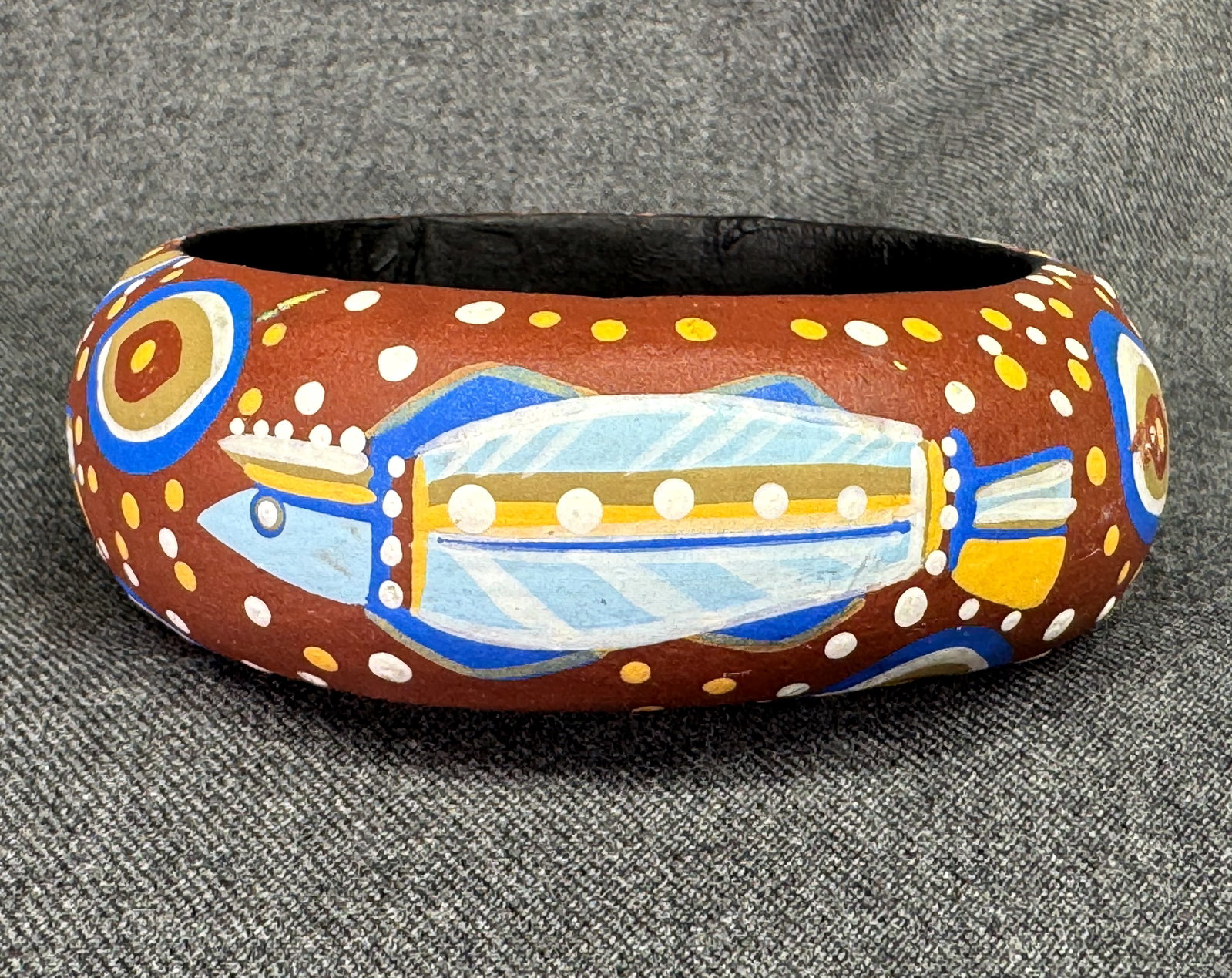 Australian Folk Aboriginal Dot Art Hand Painted Barramundi Fish Wood Bracelet. *i: Australian Folk Aboriginal Dot Art Hand Painted Barramundi Fish Wood Bracelet. Unmarked . For measures please refer to the pictures taken with a measuring tape. Weight: 18 Grams. IN HOUSE FLAT SHIPPIN