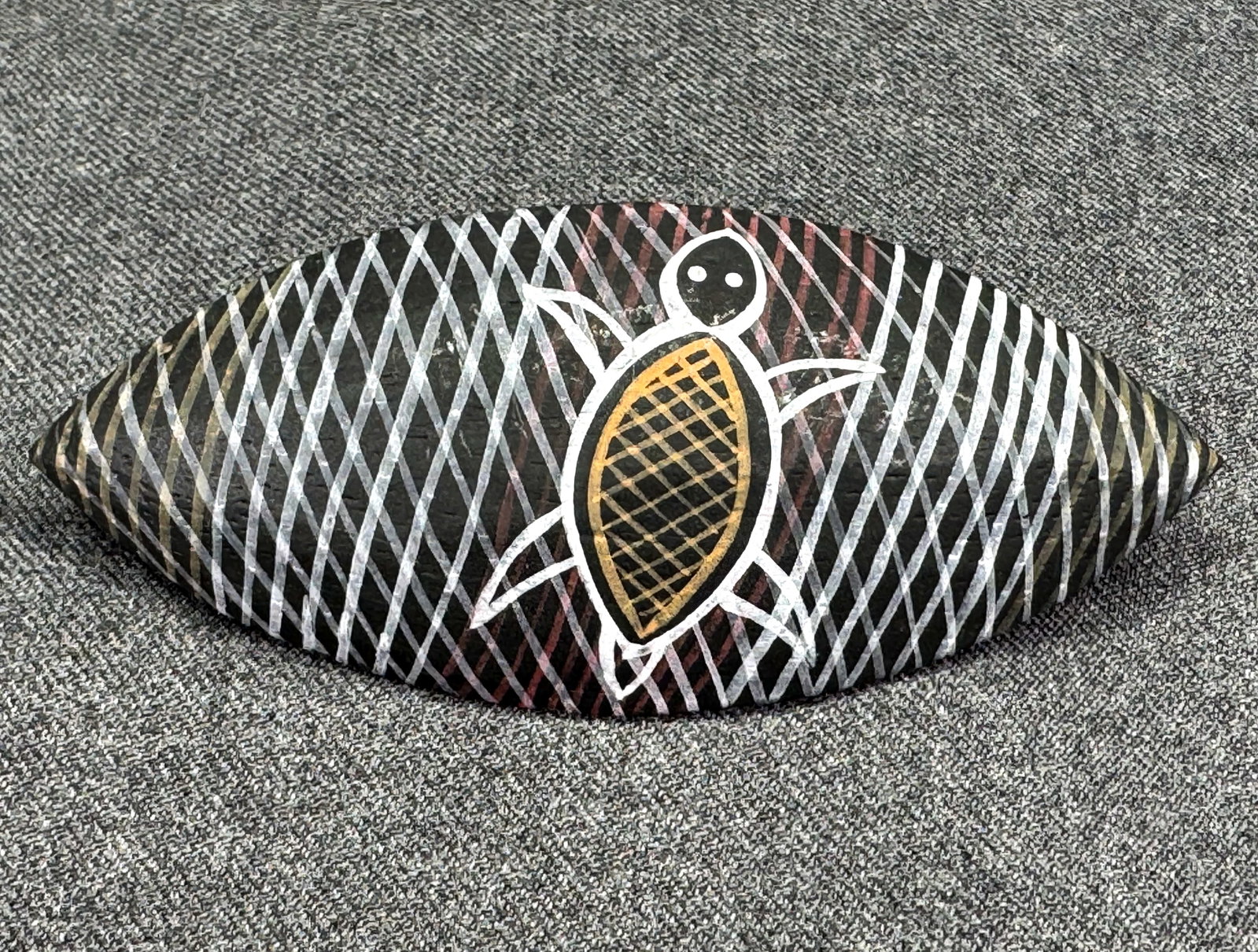 Australian Folk Aboriginal Hand Painted Wood Rarrk Turtle Hair Barrette *i: Australian Folk Aboriginal Hand Painted Wood Rarrk Turtle Hair Barrette. Unmarked . For measures please refer to the pictures taken with a measuring tape. Weight: 18 Grams. IN HOUSE FLAT SHIPPING & HA