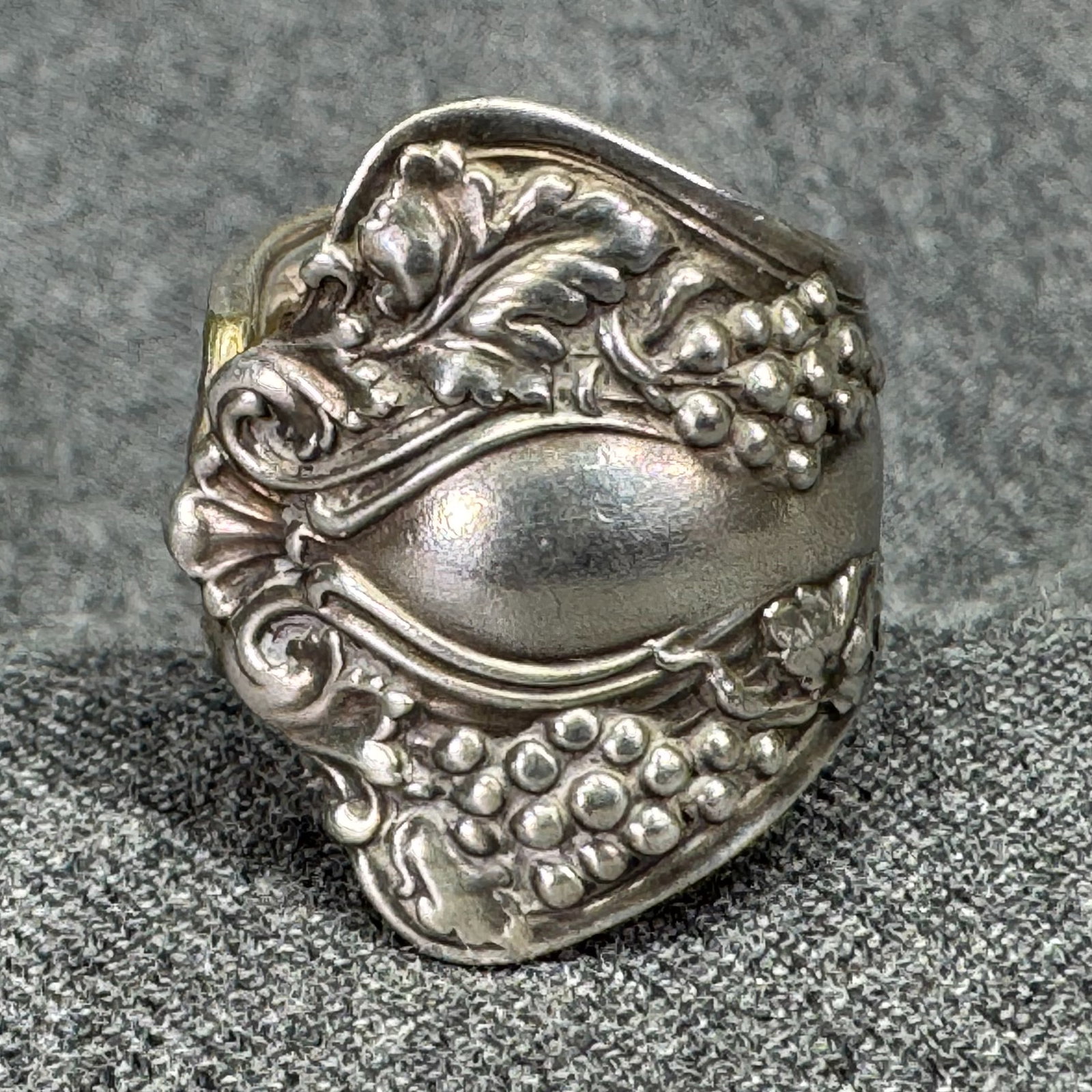 Vintage artisan cutlery ring. Engraved B letter. Silver-toned. *e