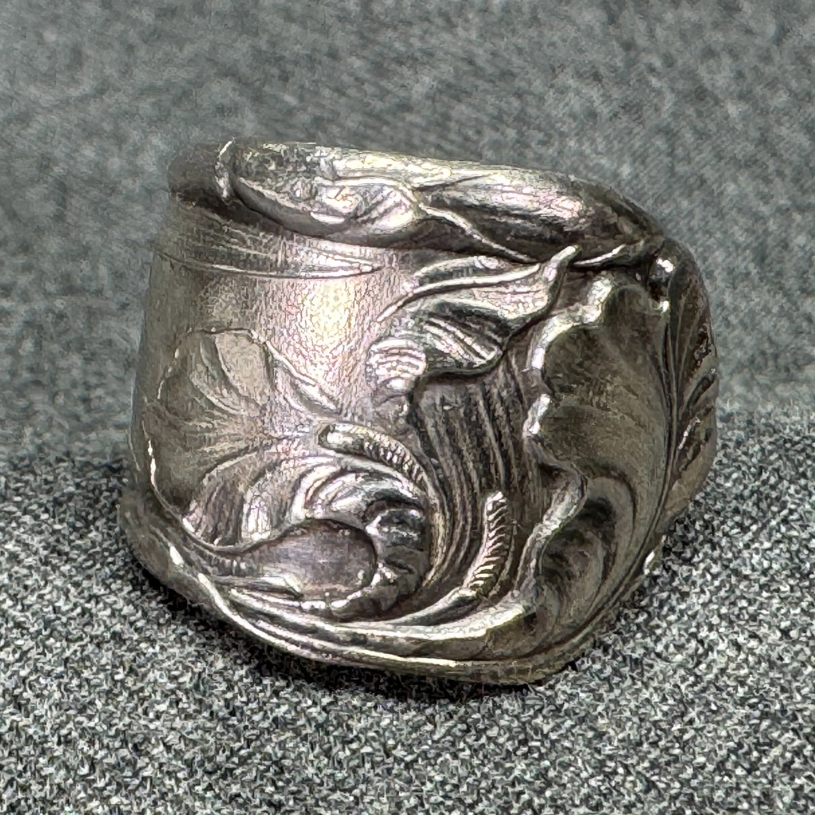 Vintage artisan cutlery ring. Silver-toned. *e