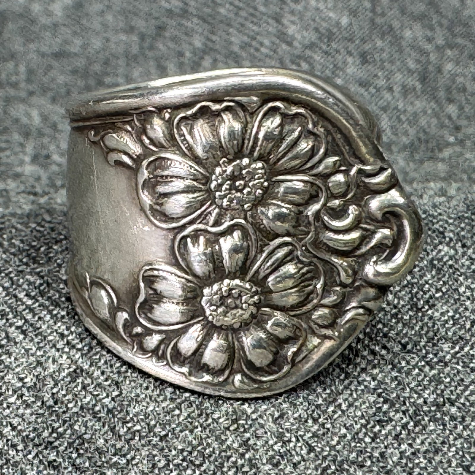 Vintage artisan cutlery ring. Silver-toned. *e