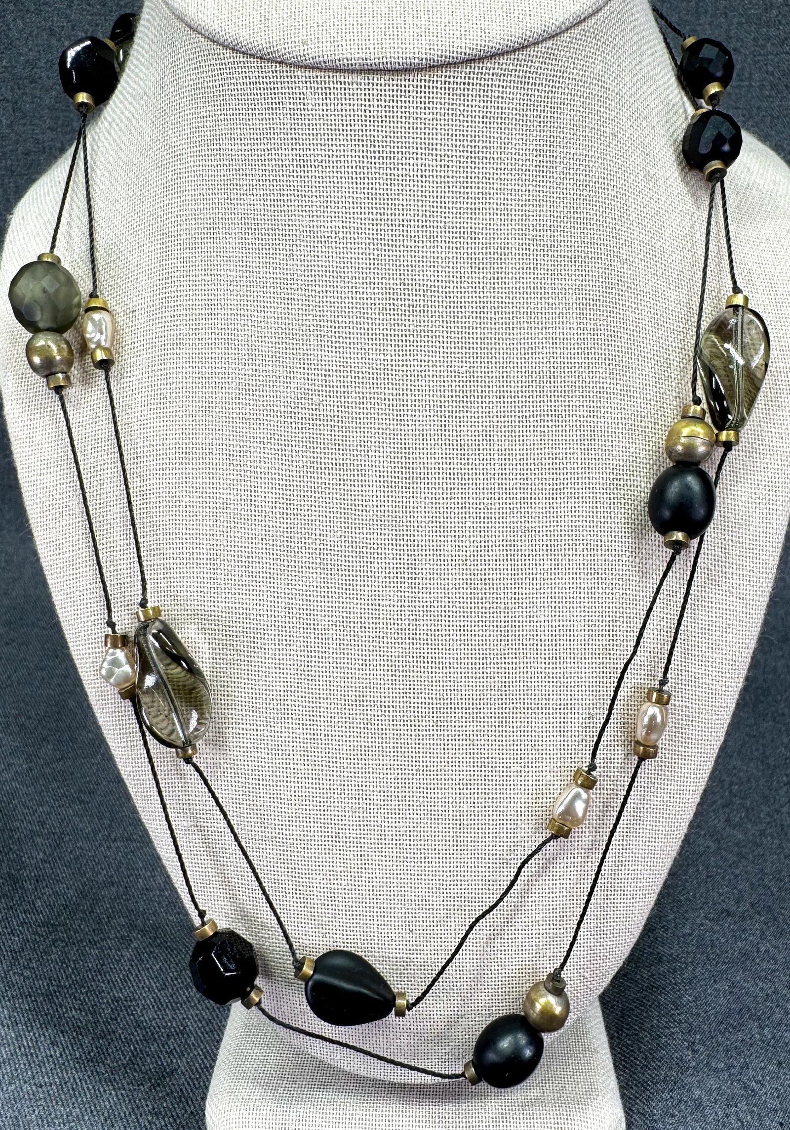 Vintage flapper style floating beads necklace. Glass, metal, baroque pearls beads. *e: Vintage artisan flapper style floating beads necklace. Glass, metal, baroque pearls beads. Black threads string. For measures please refer to the pictures that were taken with a measuring tape. Weight