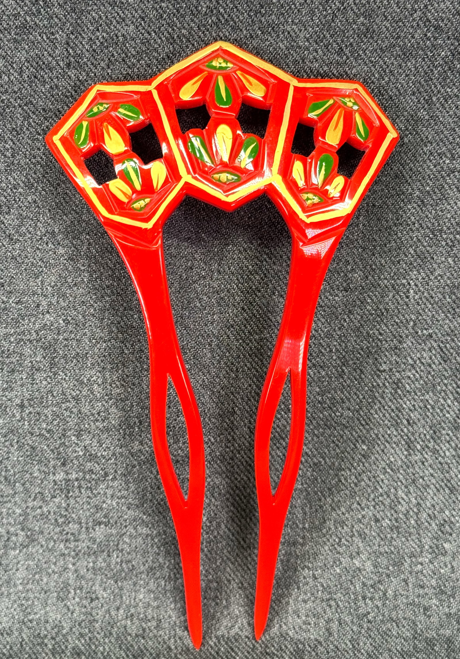 Vintage Japanese hand painted red lucite hair comb *a: Vintage Japanese hand painted red lucite hair comb. Unmarked. For measures please refer to the pictures taken with a measuring tape. Weight: 9 Grams. IN HOUSE FLAT SHIPPING & HANDLING COST WITHIN ALL 