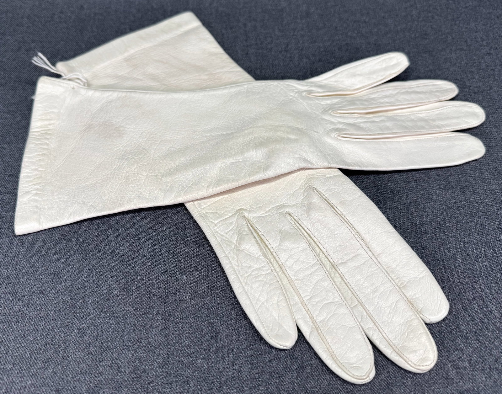 Vintage lined in silk leather gloves. Size 7 1/2 *a