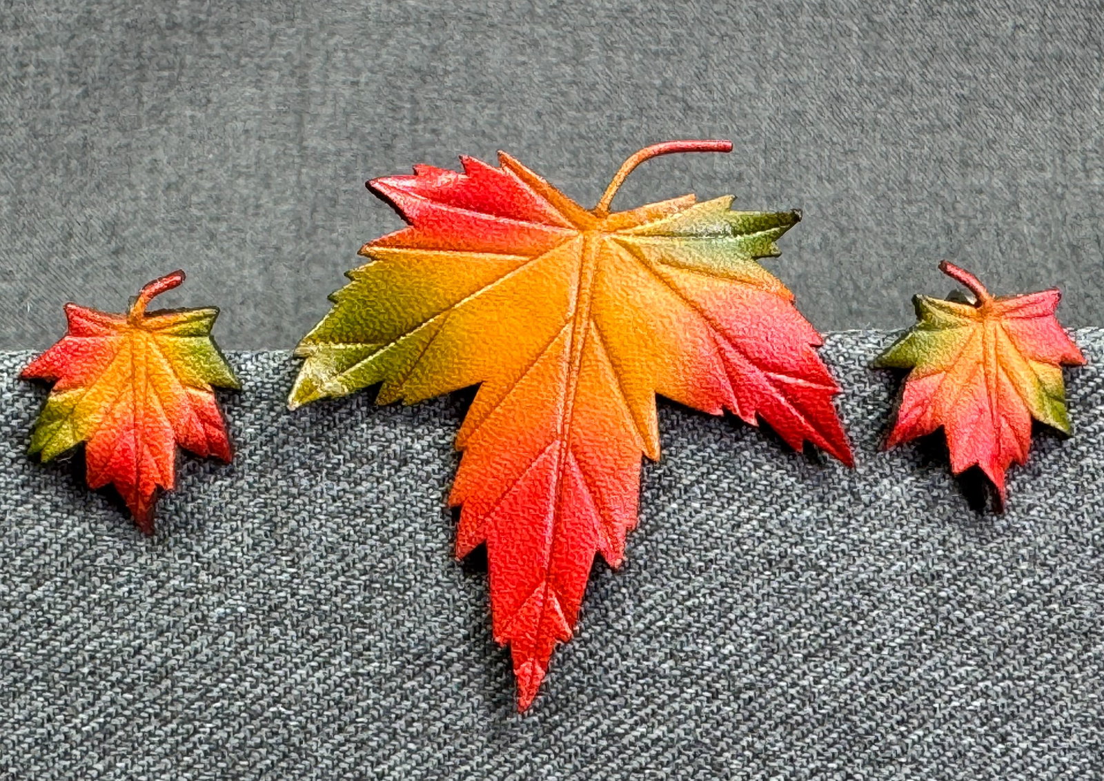 Vintage Hinterland-Canada Leather Maple Leaf Brooch & Earrings. Unused in card. *K: Vintage Hinterland-Canada Leather Maple Leaf Pin Brooch & Screw Back Earrings. Unused in card. For measures please refer to the pictures taken with a measuring tape. Weight: 8 Grams. IN HOUSE FLAT SHI