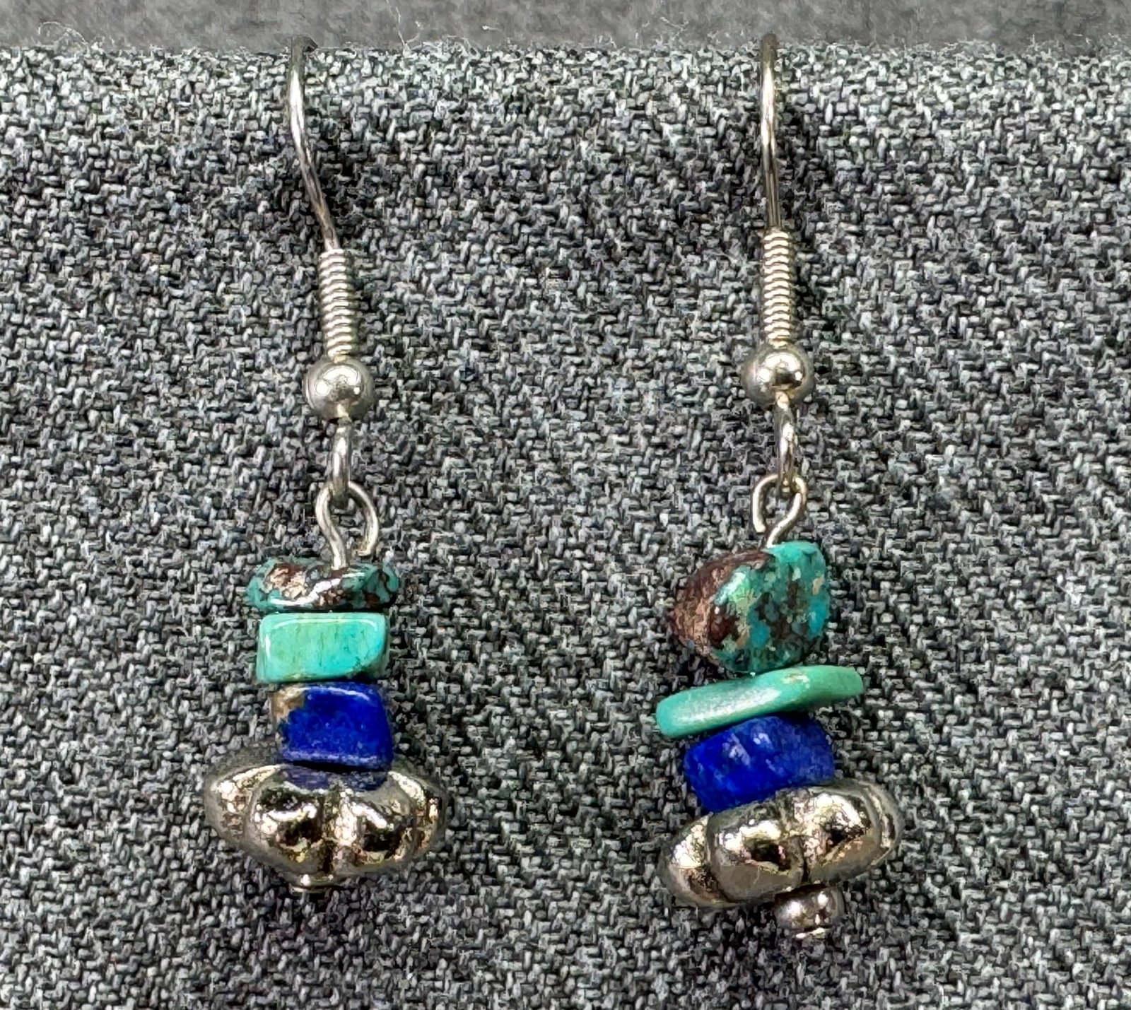 Vintage Southwestern style turquoise & lapis chips silver-toned hook earrings. #a
