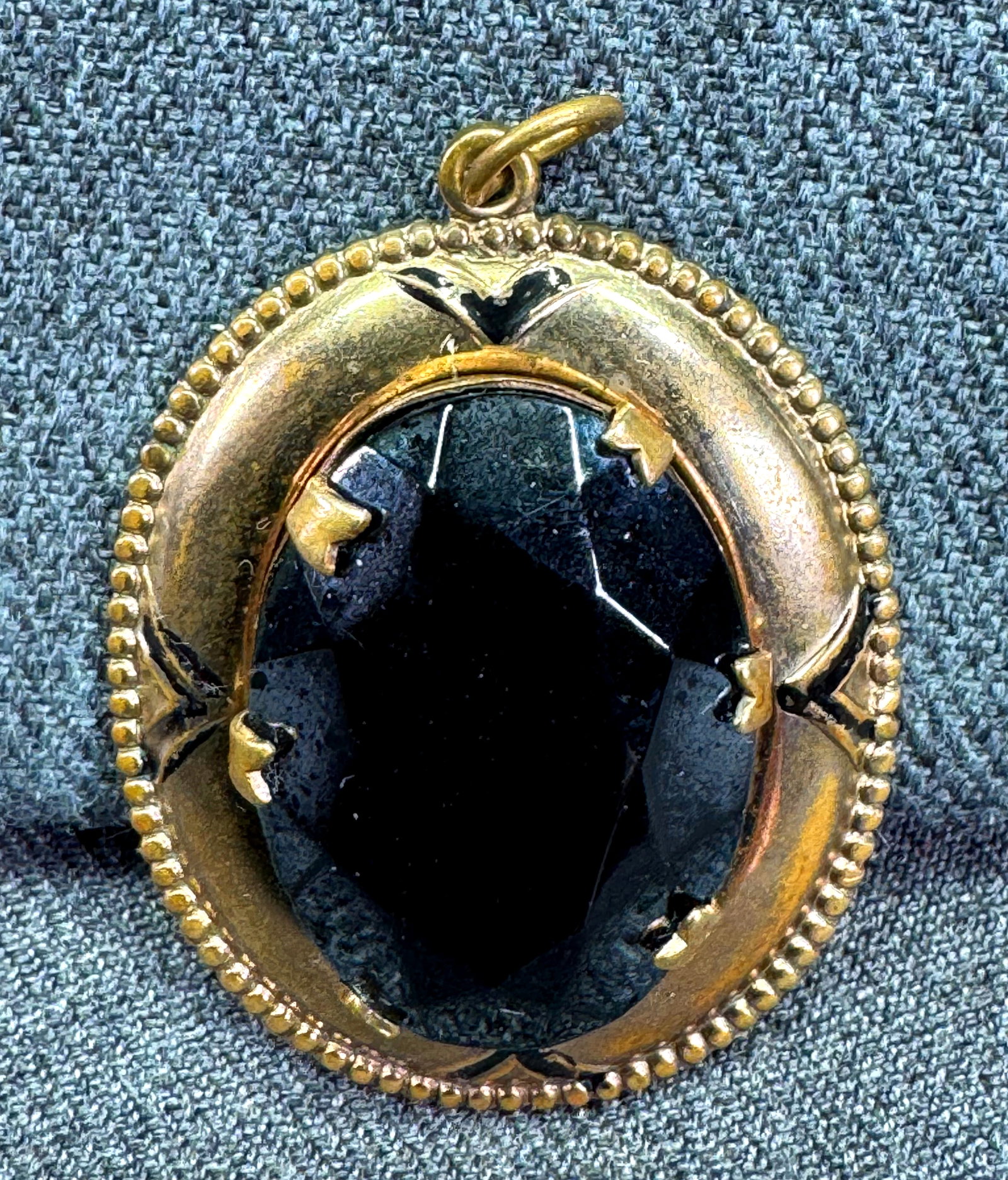 Vintage faceted black glass enamel gold-toned pendant *a: Vintage faceted mirrored accents black glass bead, enamel gold-toned metal pendant. Unmarked. For measures please refer to the pictures taken with a measuring tape. Weight: 11 Grams. IN HOUSE FLAT SHI