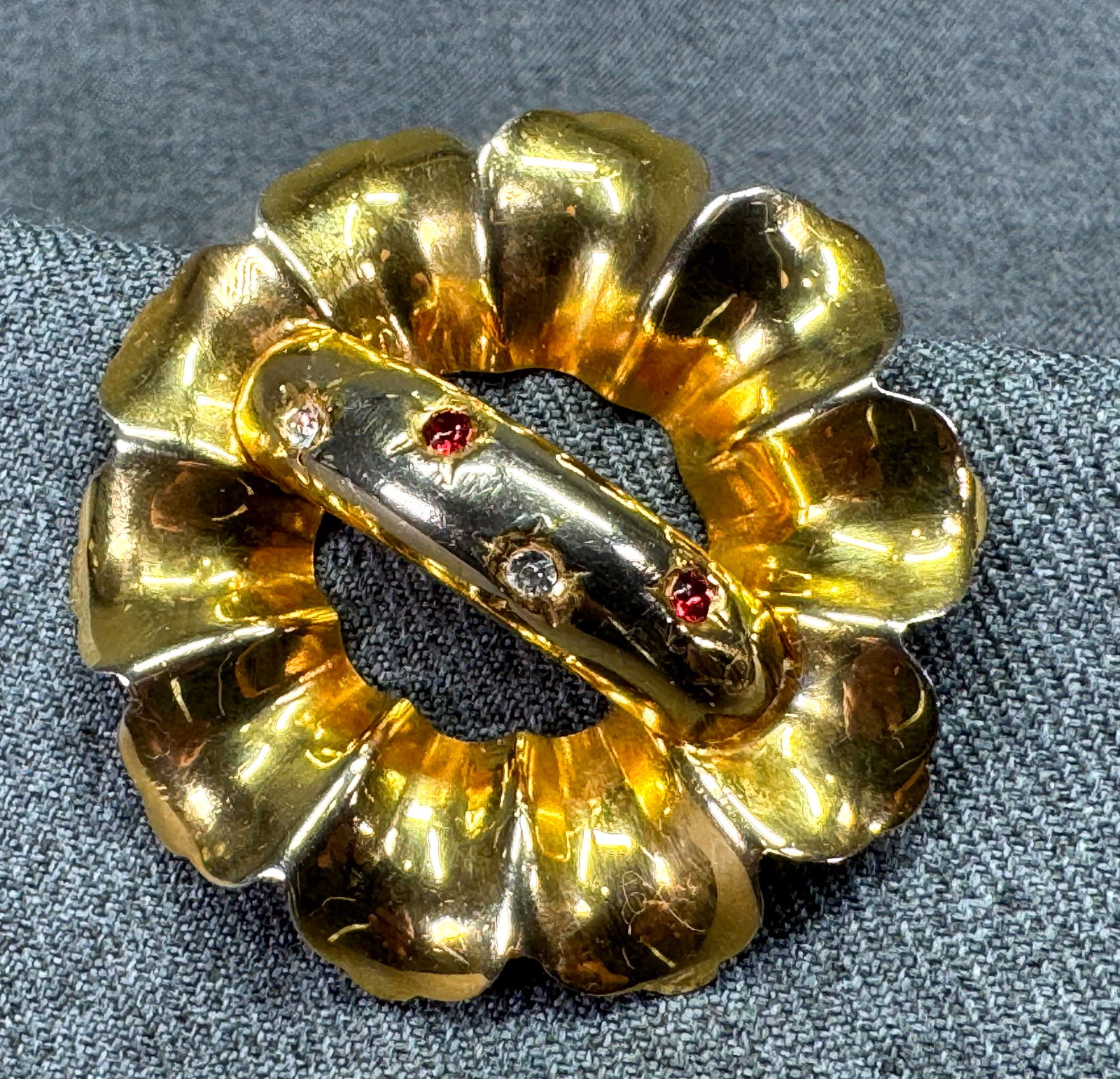 Vintage 40s clear & red rhinestones goldtone metal flower pin brooch.
