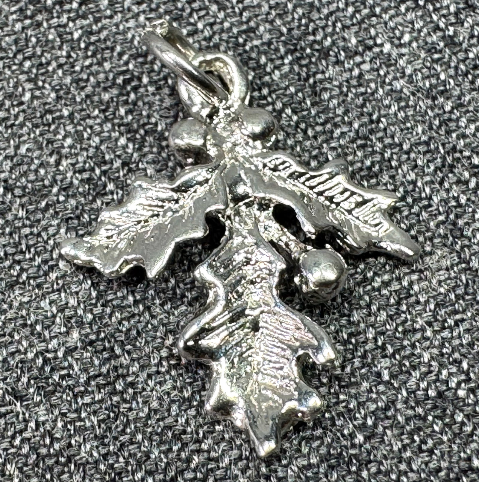 Vintage silver-toned Holly leaves charm pendant *a