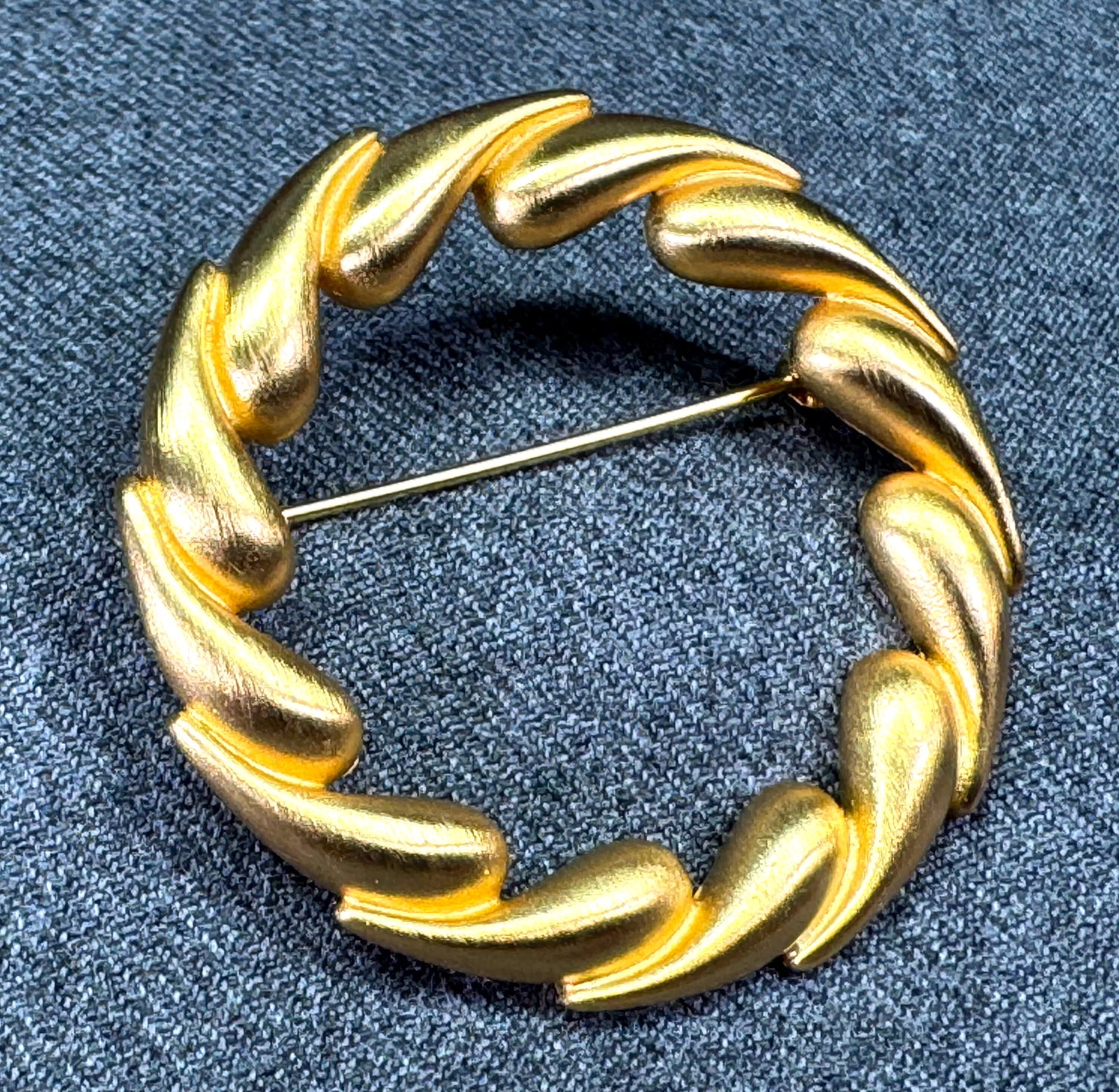 Vintage Anne Klein AK brushed goldtone metal wreath pin brooch
