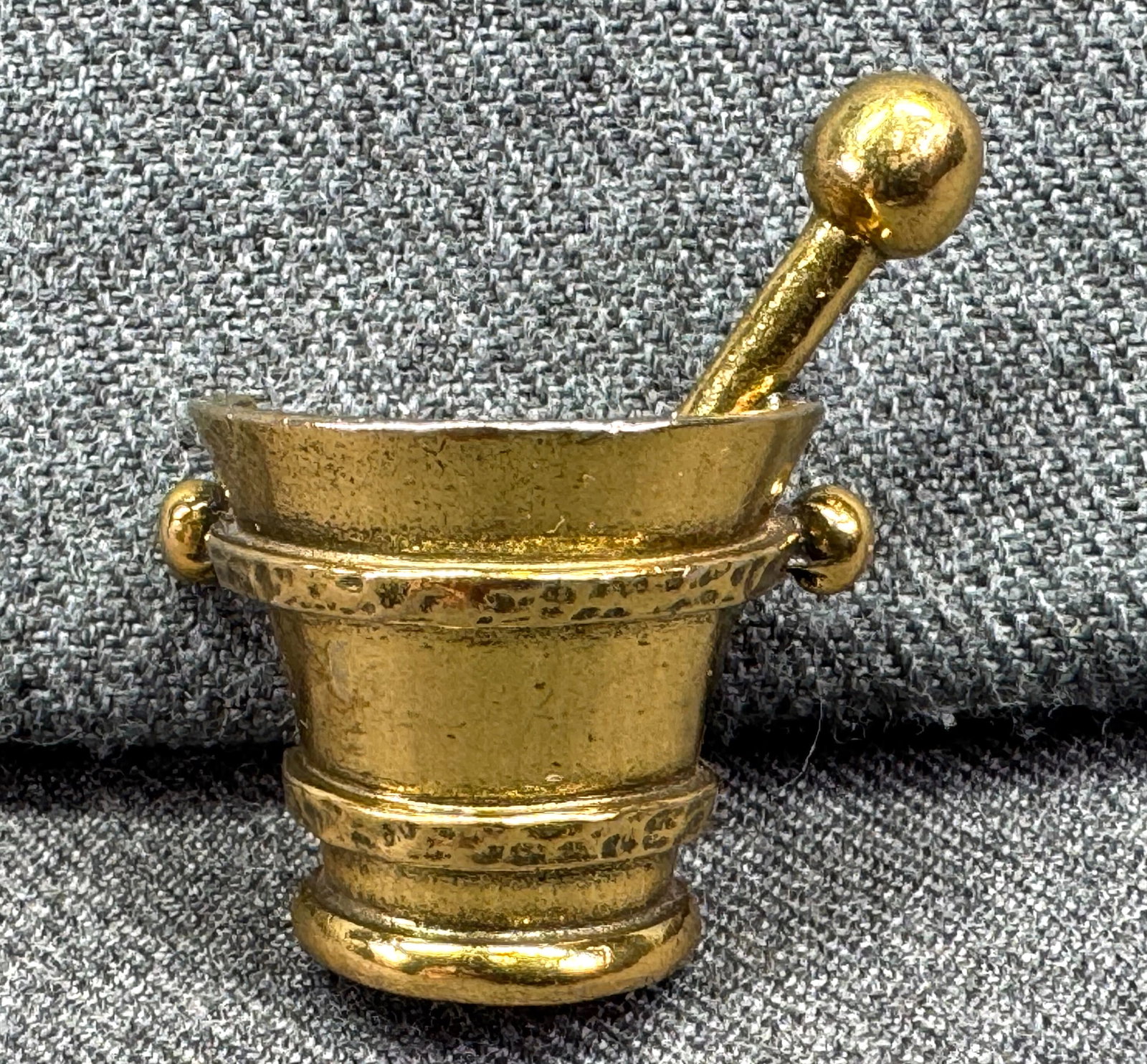 Vintage Zentall pestle & mortar gold-toned brooch pin *c