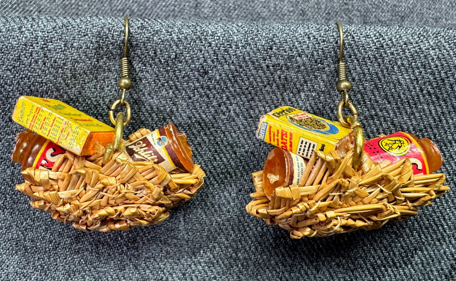Vintage miniature basket with grocery hook earrings u