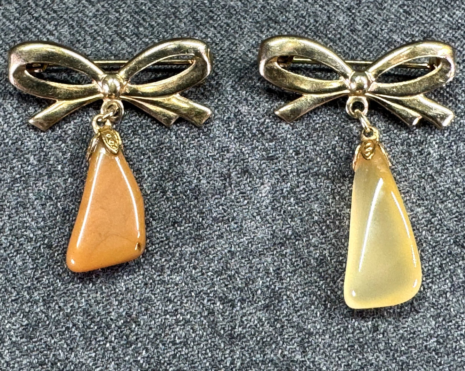 Vintage beige and brownish agate stone dangles goldtone metal bow pin brooches. Lot of 2