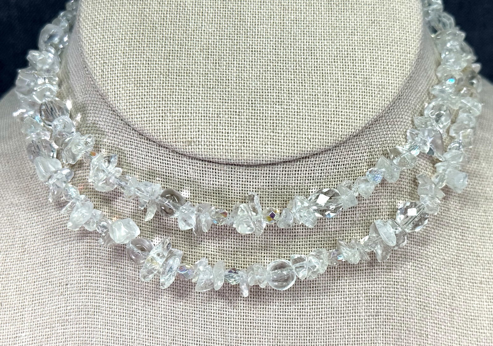Vintage clear glass, faceted crystal and quartz chips beaded necklace: IN HOUSE FLAT SHIPPING & HANDLING COST WITHIN ALL THE U.S. : $7 To bypass LiveShipping, and use our In-House shipping service for $7 or shipping combined for multiple lots, please select “Arrang